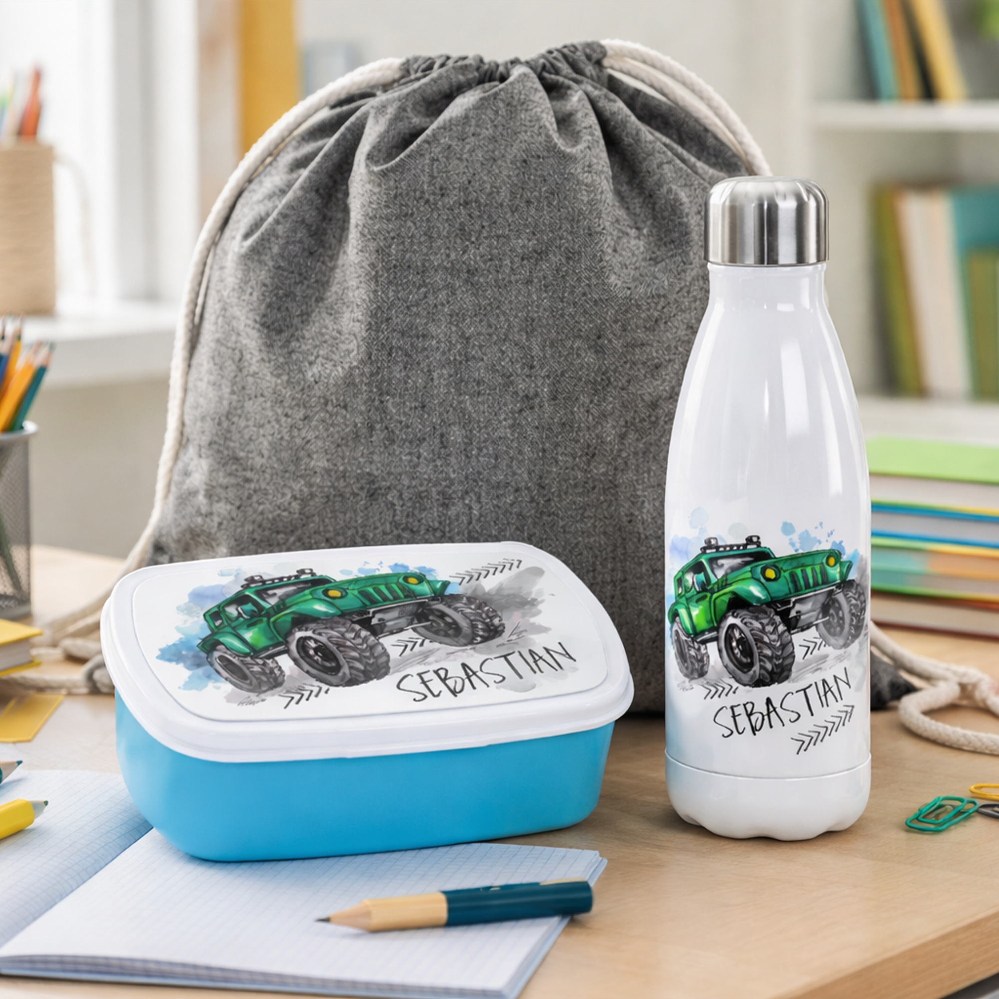 Grüne Lunchbox und Wasserflasche mit Fahrzeugmotiv, personalisiert mit Sebastian.