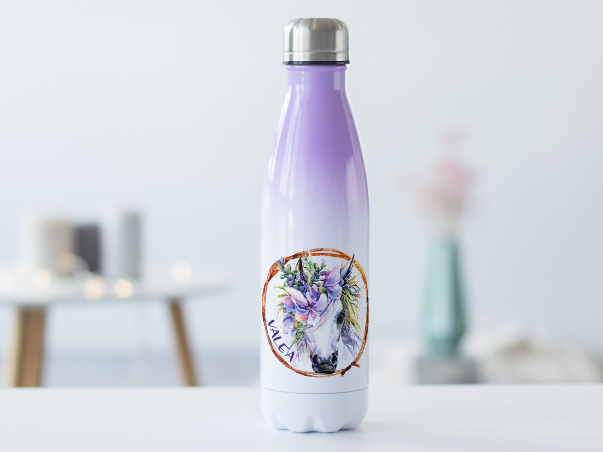 Lila Wasserflasche mit Einhorn-Design und Blumenmotiv.