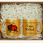 Goldene Tassen mit Rosenmotiven und Hochzeitsdatum.