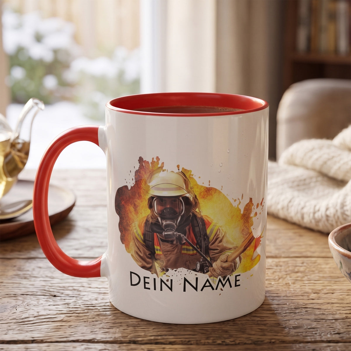Tasse mit rotem Henkel, Feuerwehrmann-Design und personalisiertem Text.