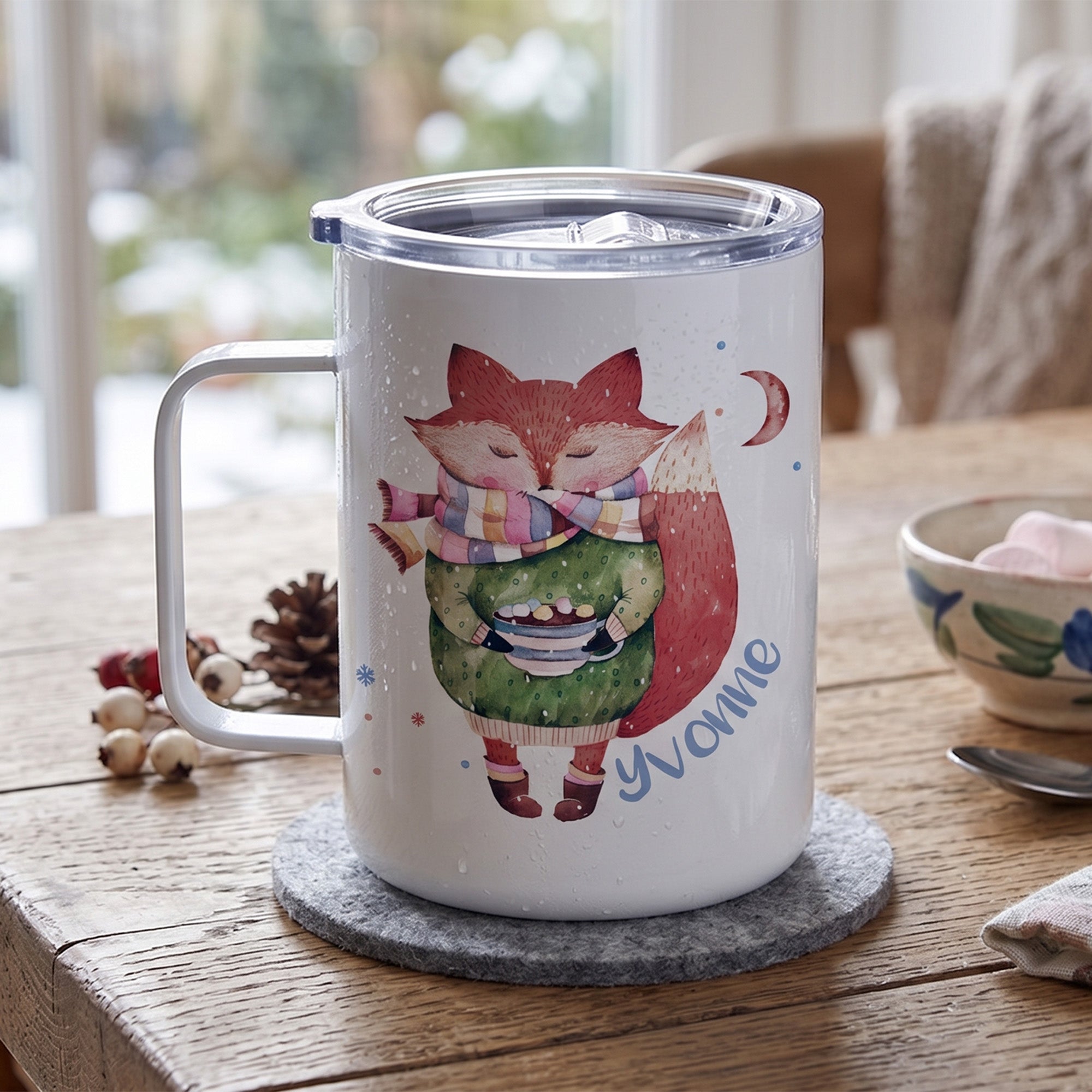 Kaffeebecher mit Fuchs-Motiv, rot und grün, personalisiert.