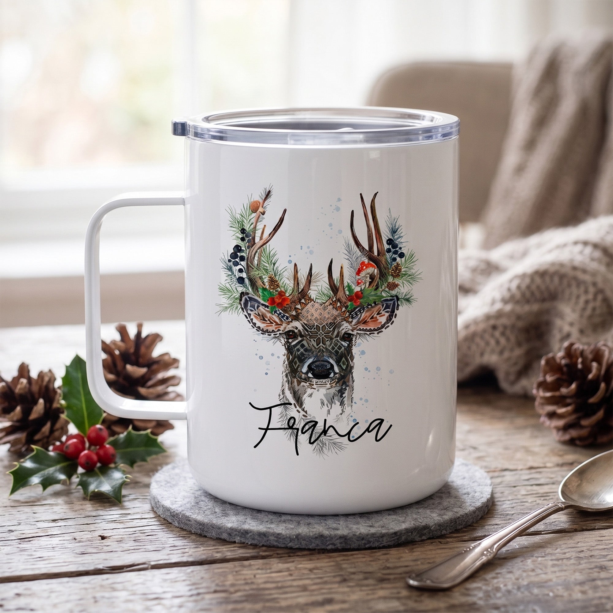 Weißer Becher mit Hirschmotiv und bunten Pflanzen.