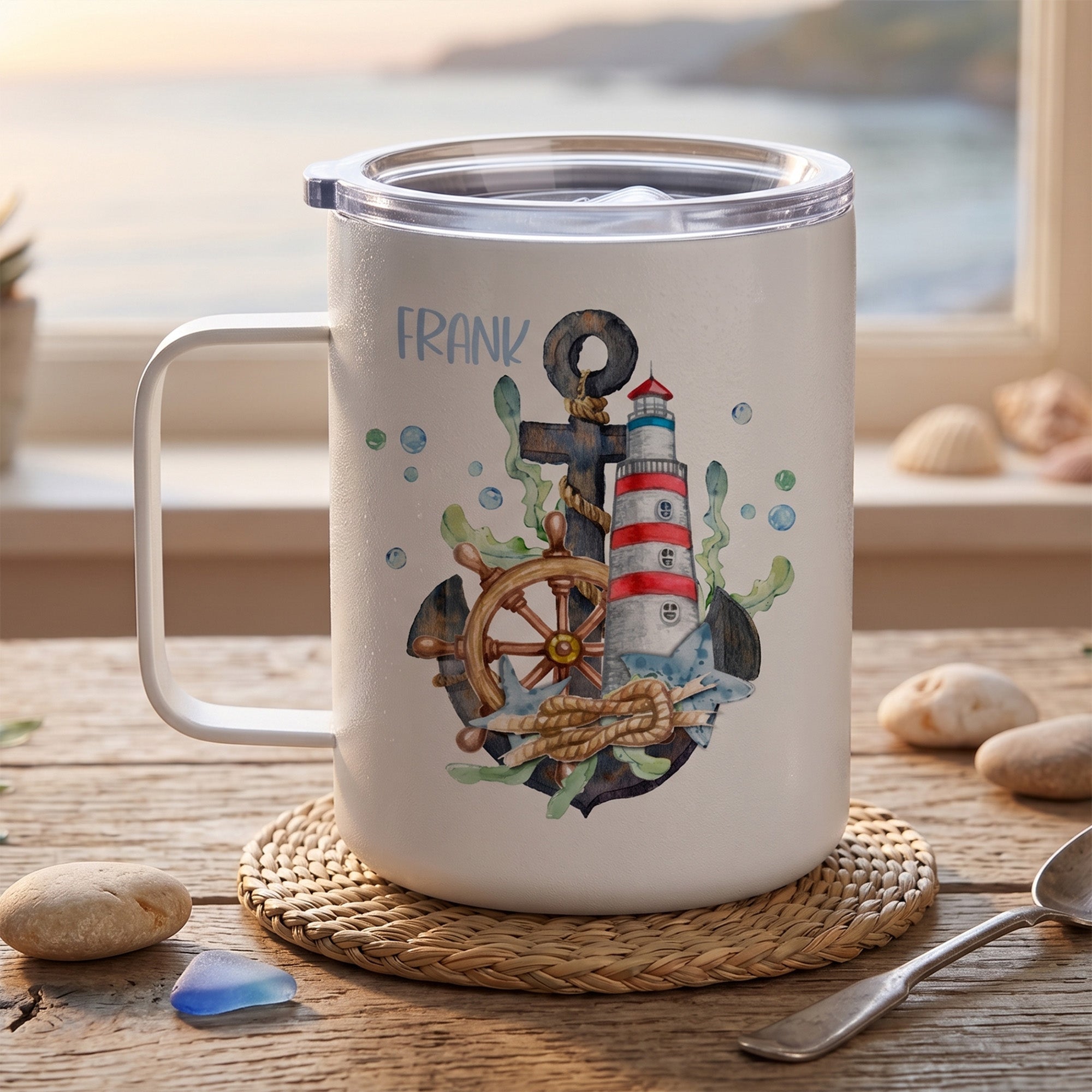 Personalisierte weiße Tasse mit Leuchtturm und Anker-Design.