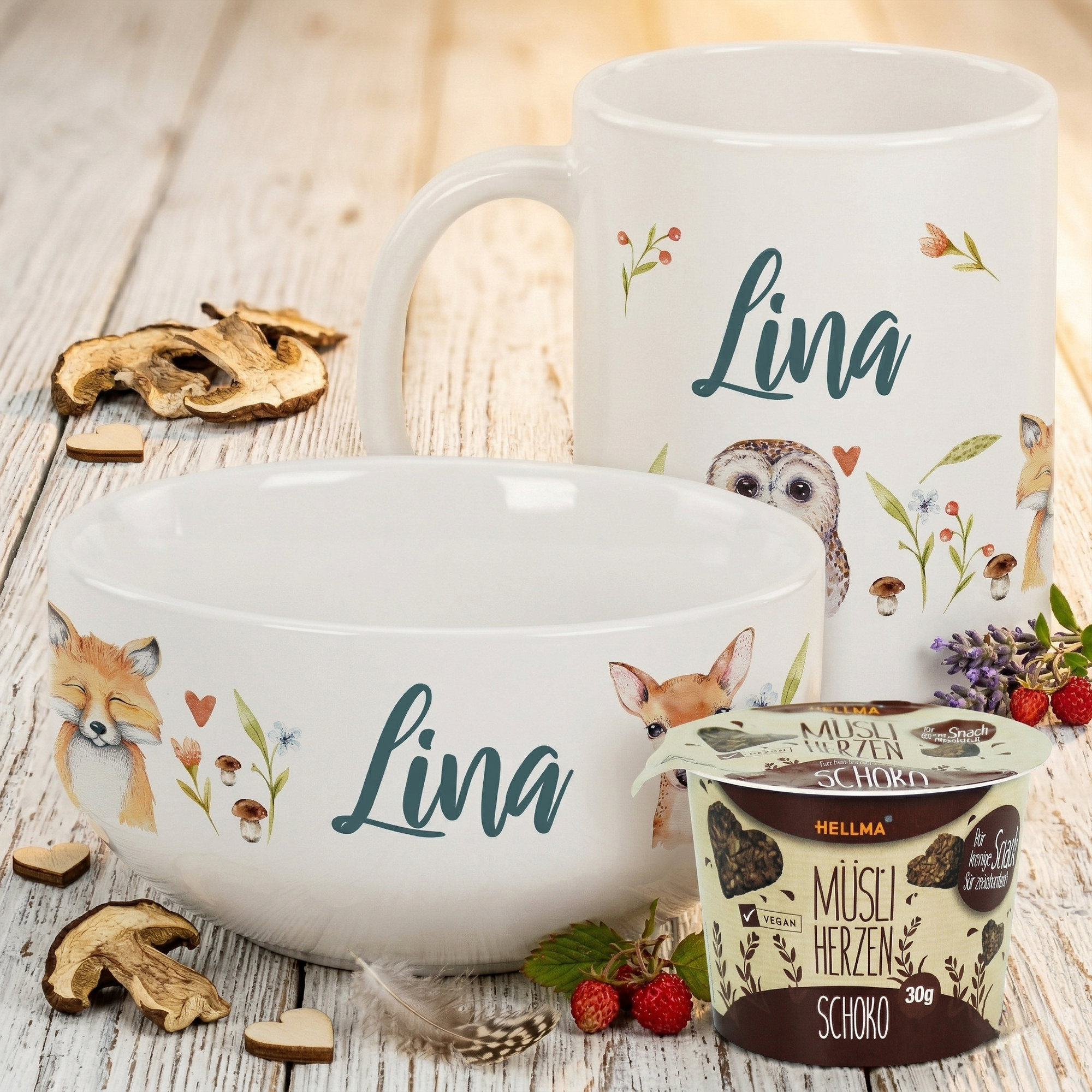 Personalisierte weiße Schüssel und Becher mit Tiermotiven.