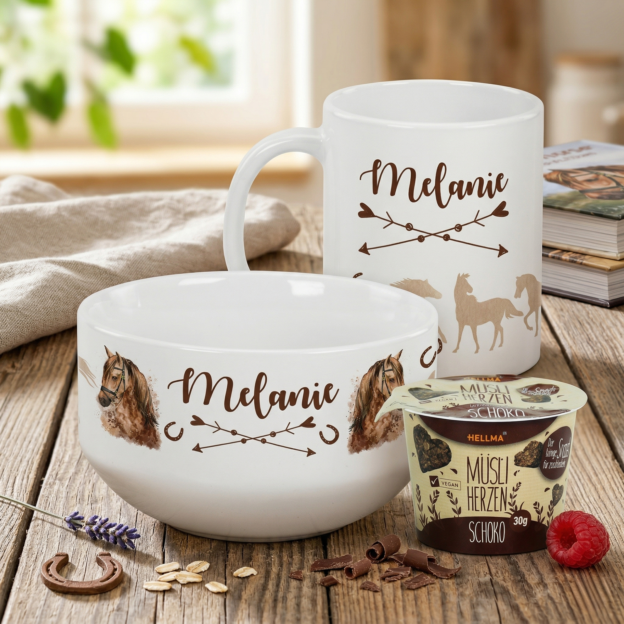 Personalisierte weiße Schüssel und Tasse mit Pferdemotiven.