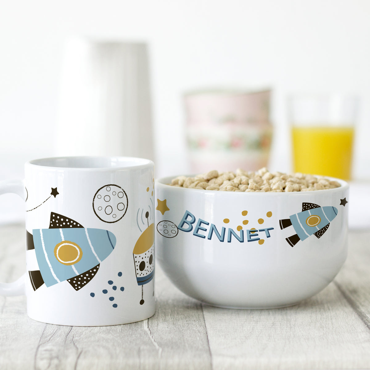 Tasse und Schüssel mit Raketenmotiven in Blau und Weiß.