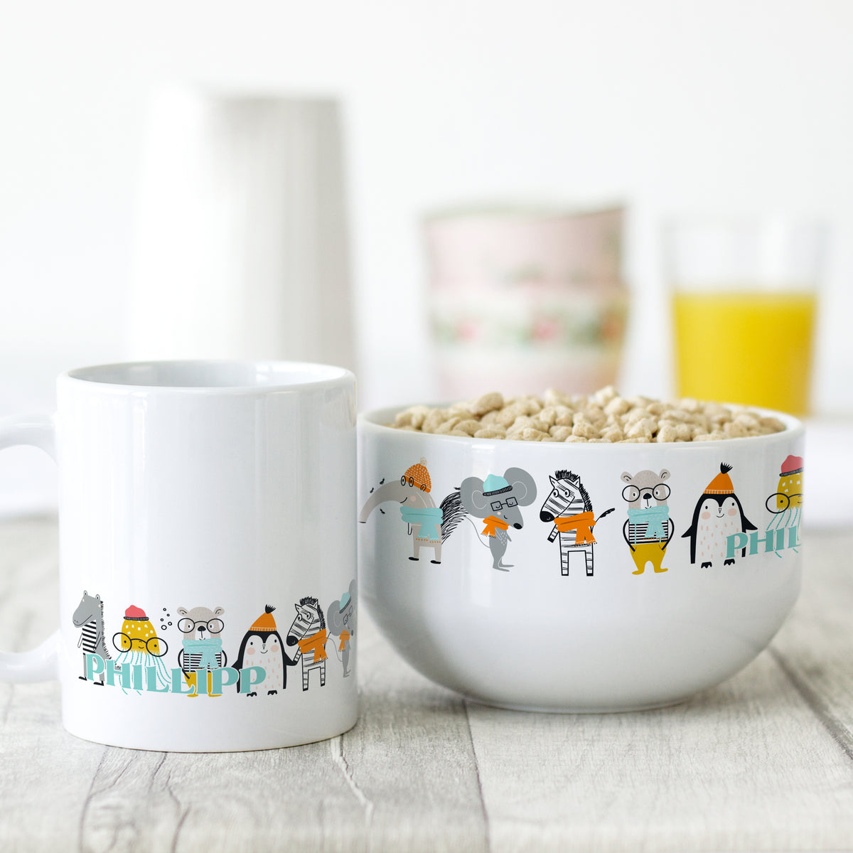 Kaffeetasse und Schüssel mit bunten Tiermotiven.