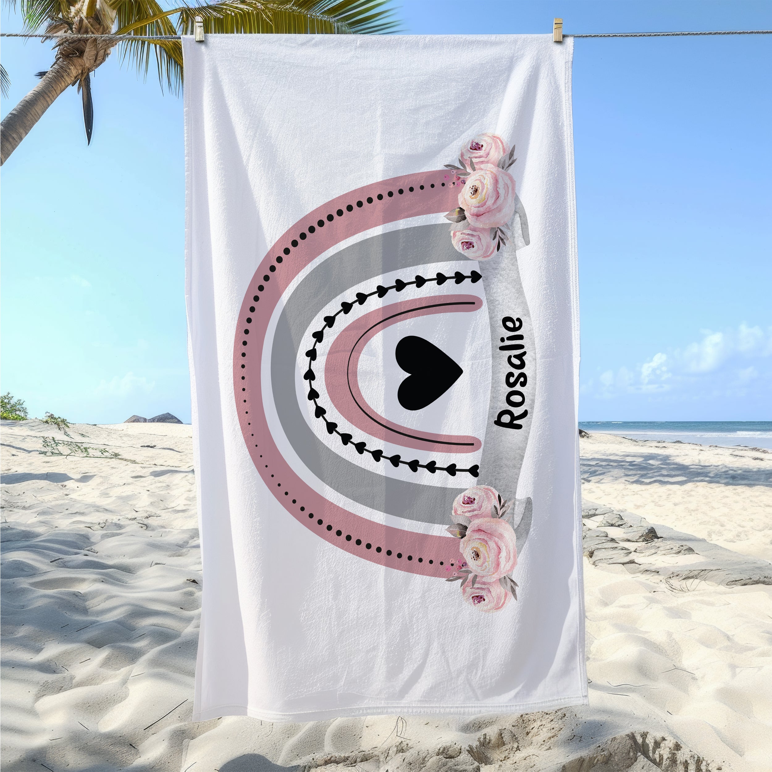 Handtuch mit Namen und Regenbogen am Strand