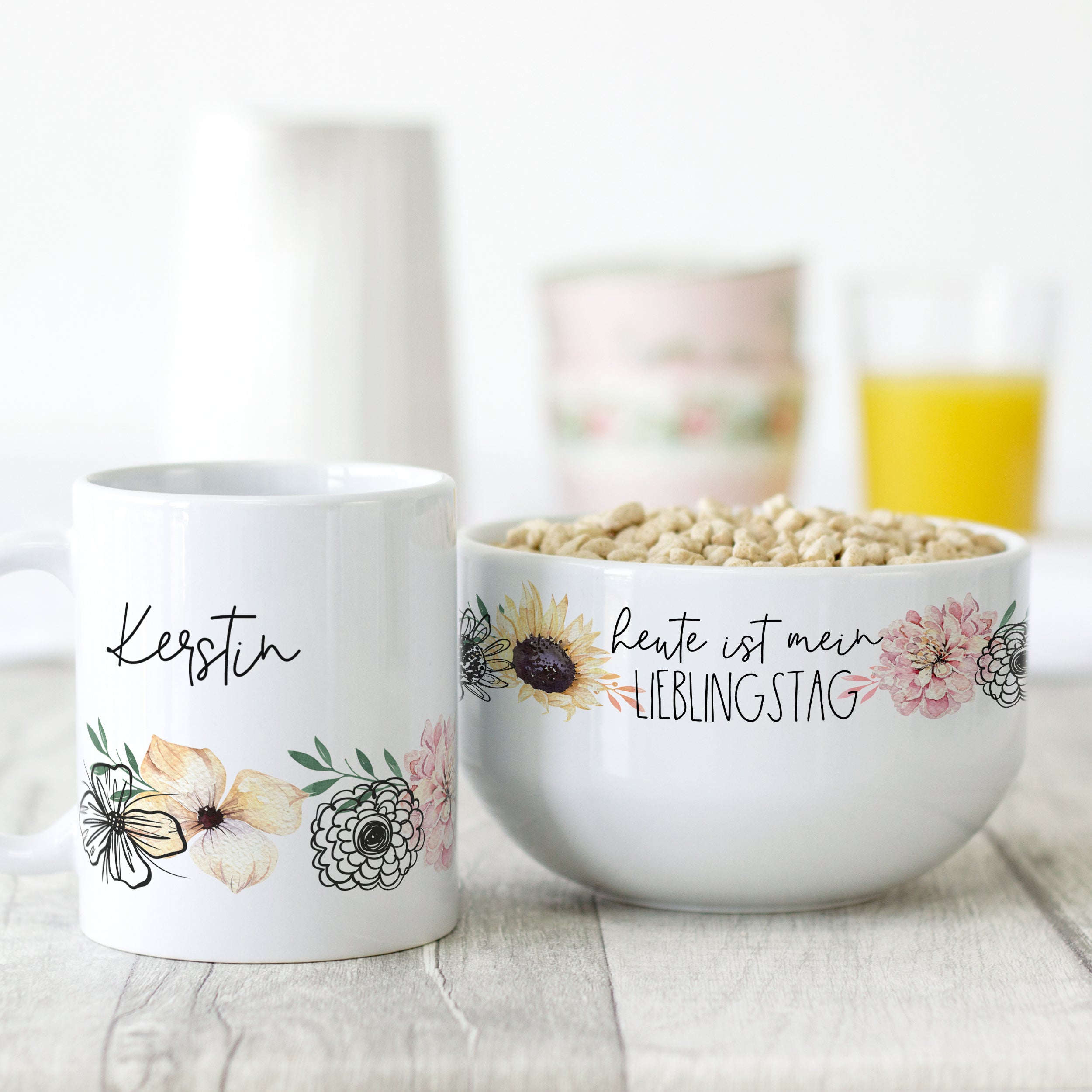 Kaffeetasse und Schüssel mit floralen Motiven, weiß.