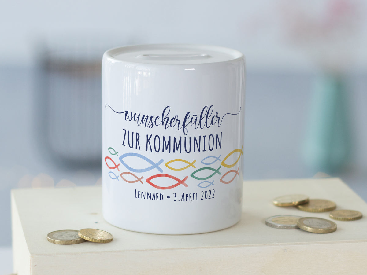 Spardose zur Kommunion mit Fischmotiv und Wunschname in Wohnszene