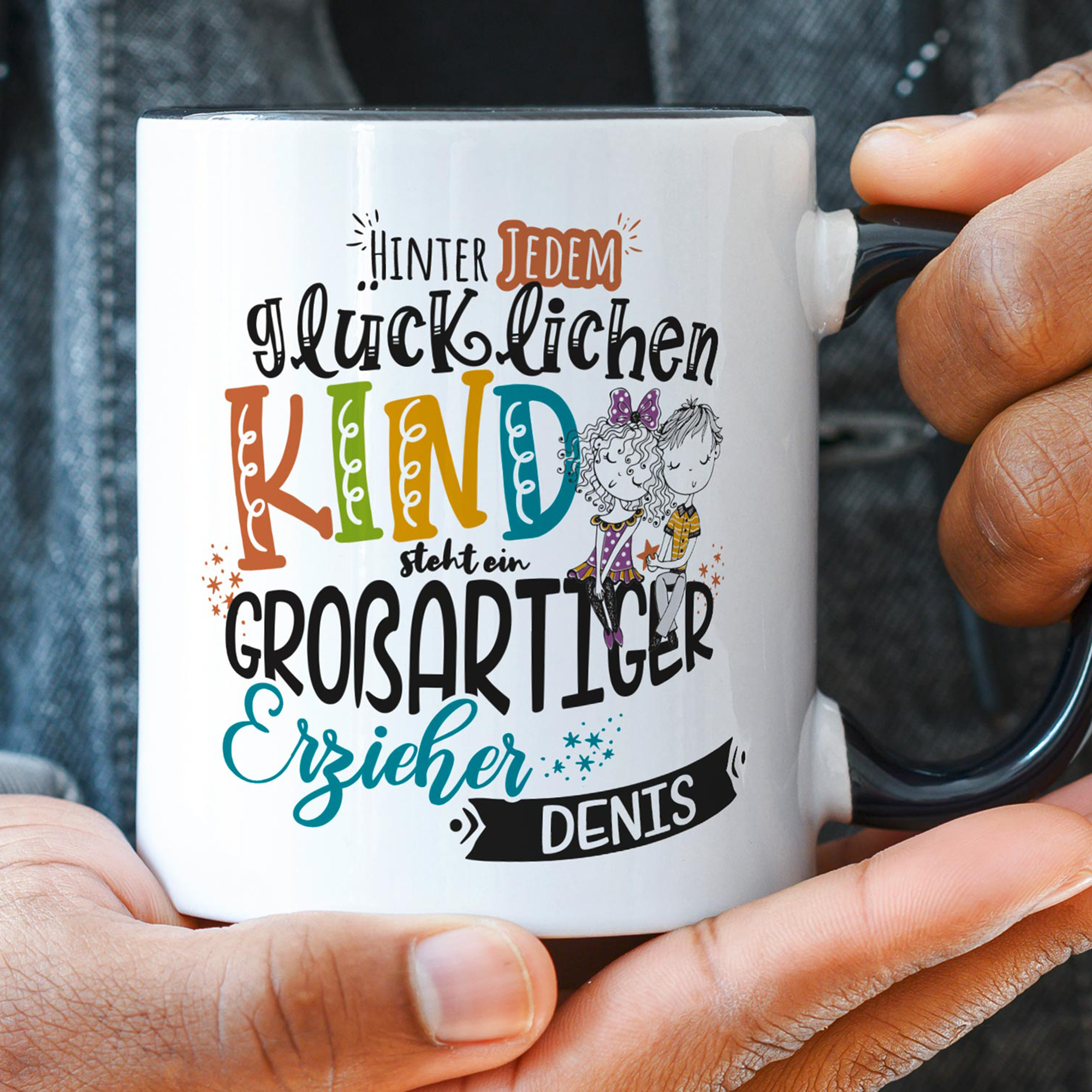 Tasse mit buntem Text über Erzieher und Kinder.