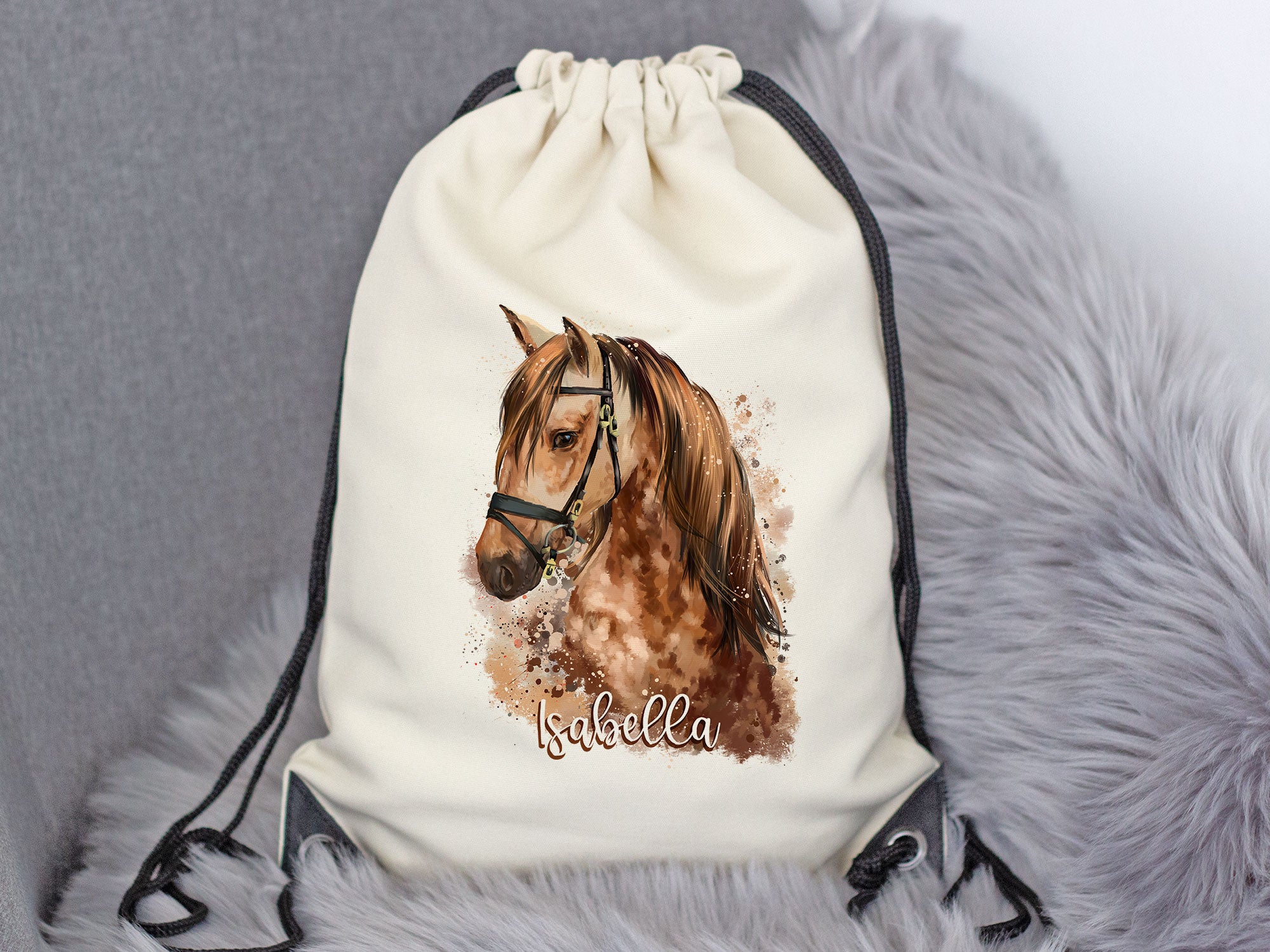 Beige Turnbeutel mit Pferdemotiv und dem Namen Isabella.