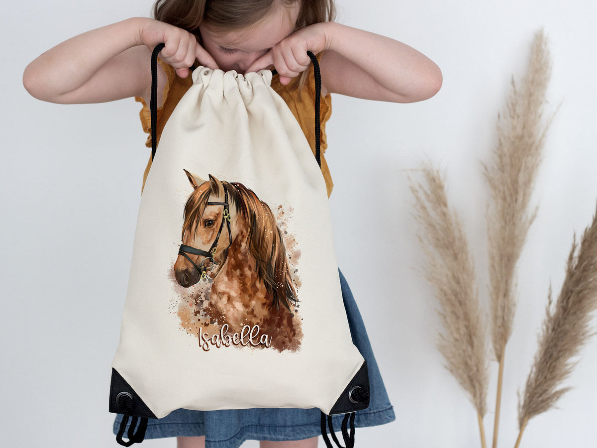 Beige Rucksack mit Pferdemotiv und dem Namen Isabella.