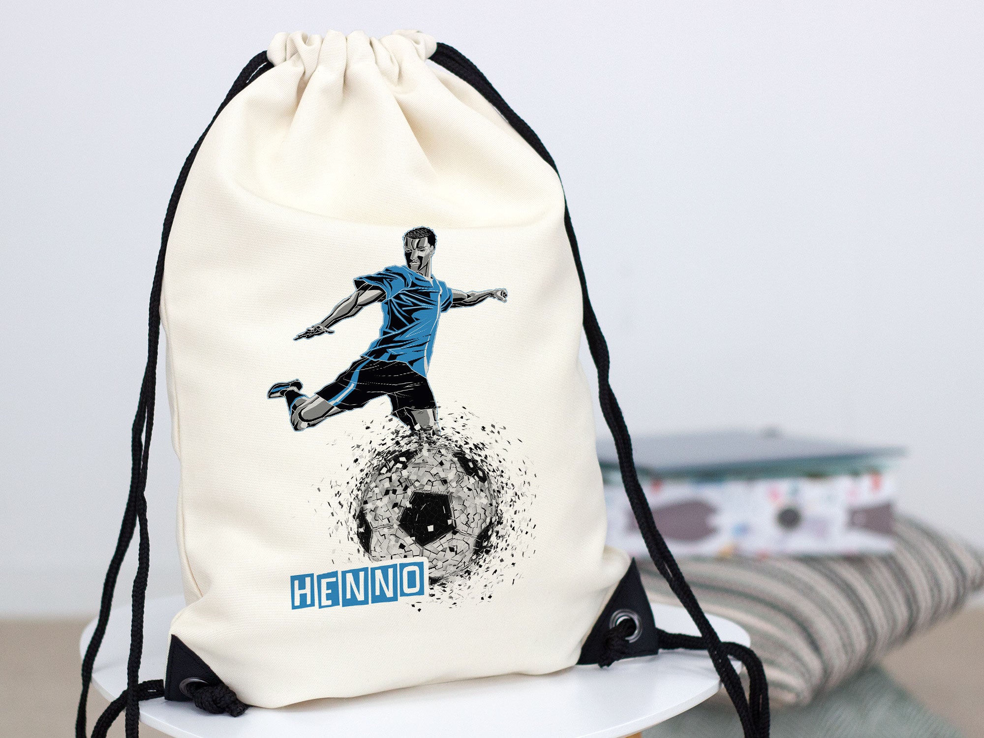 Beiger Sportbeutel mit Fußballmotiv und blauem Spieler.