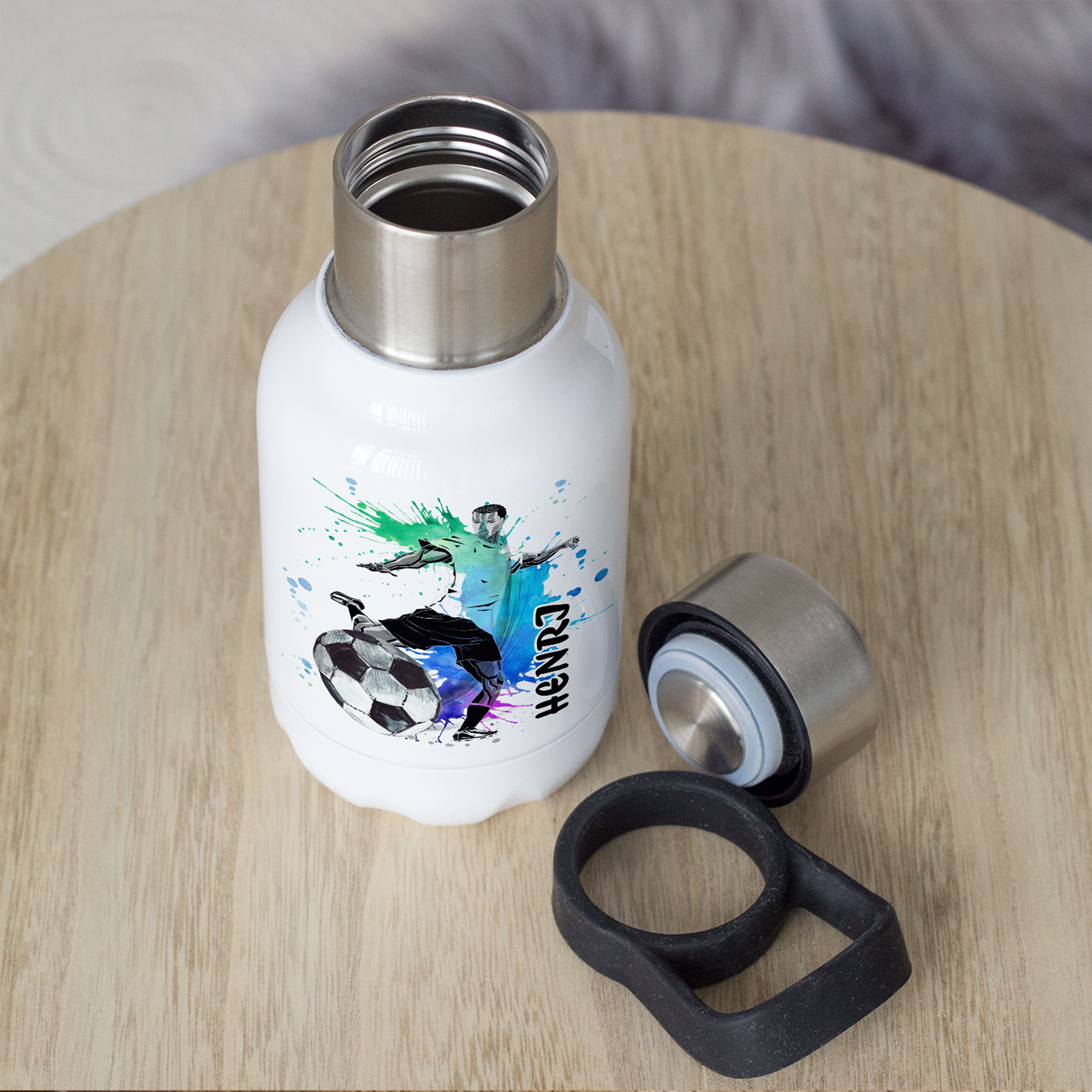 Weiße Trinkflasche mit Fußball-Motiv und Edelstahlverschluss.