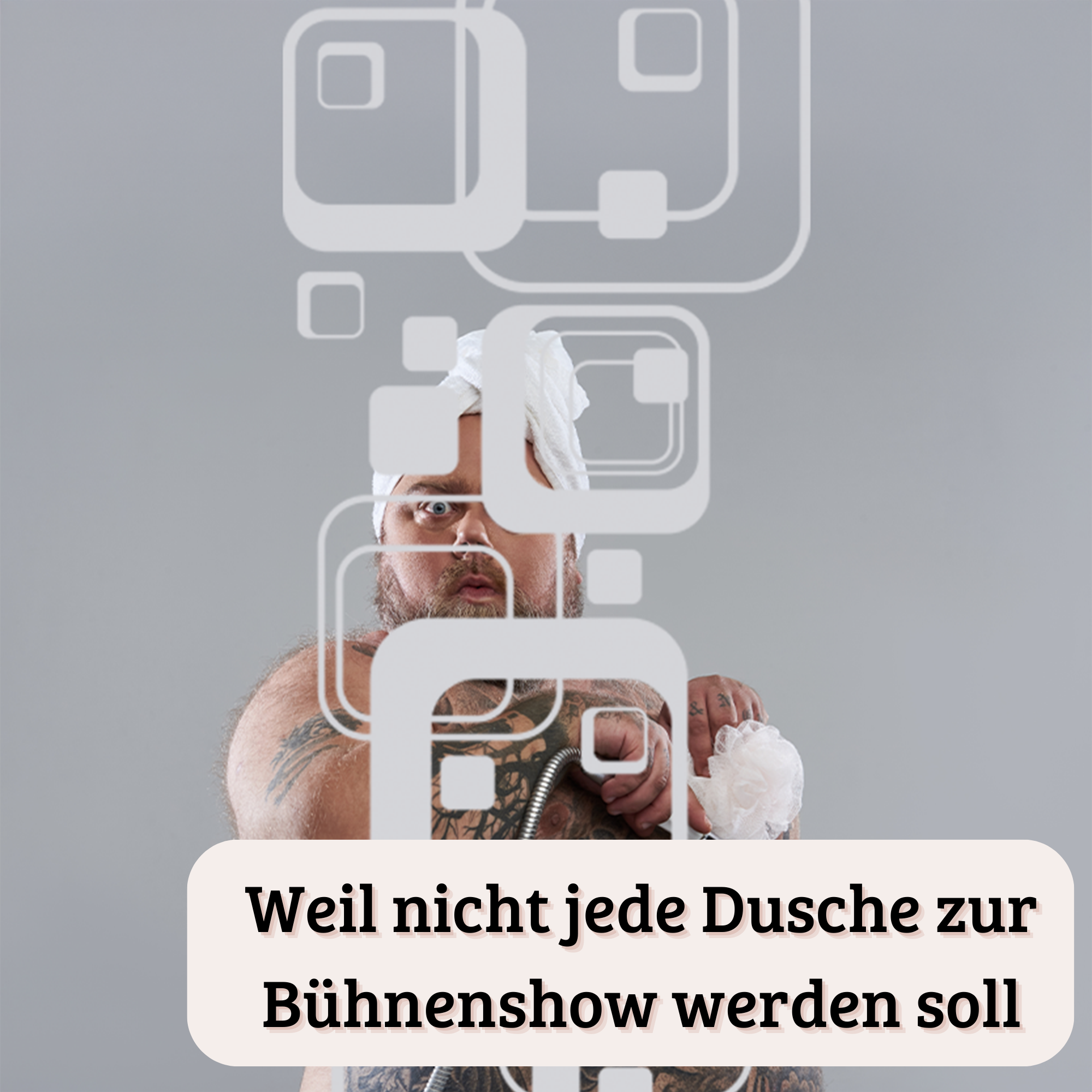 Mann mit Tattoos und Duschkopf, grauer Hintergrund.
