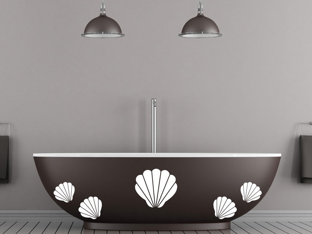 Braune Badewanne mit weißen Muschel-Motiven und Pendelleuchten.