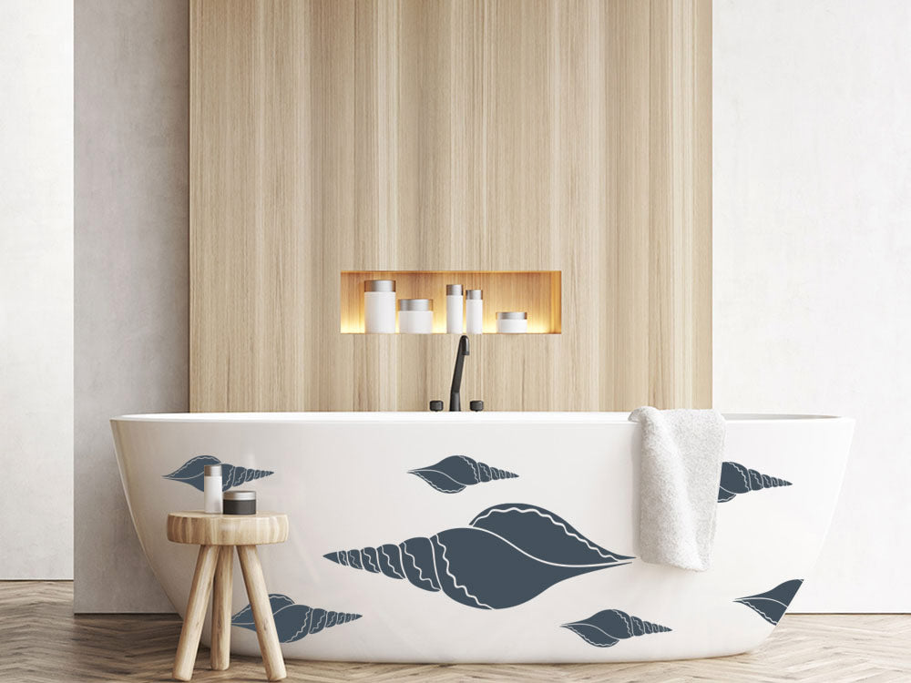 Weiße Badewanne mit blauen Muschel-Motiven und Holzverkleidung.