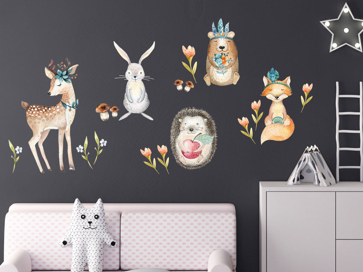 Wandtattoos mit Tieren in sanften Farben für Kinderzimmer.