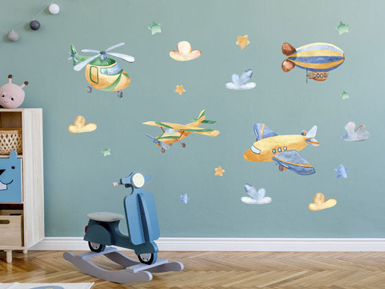 Wandgestaltung mit bunten Flugzeugen und Wolken.