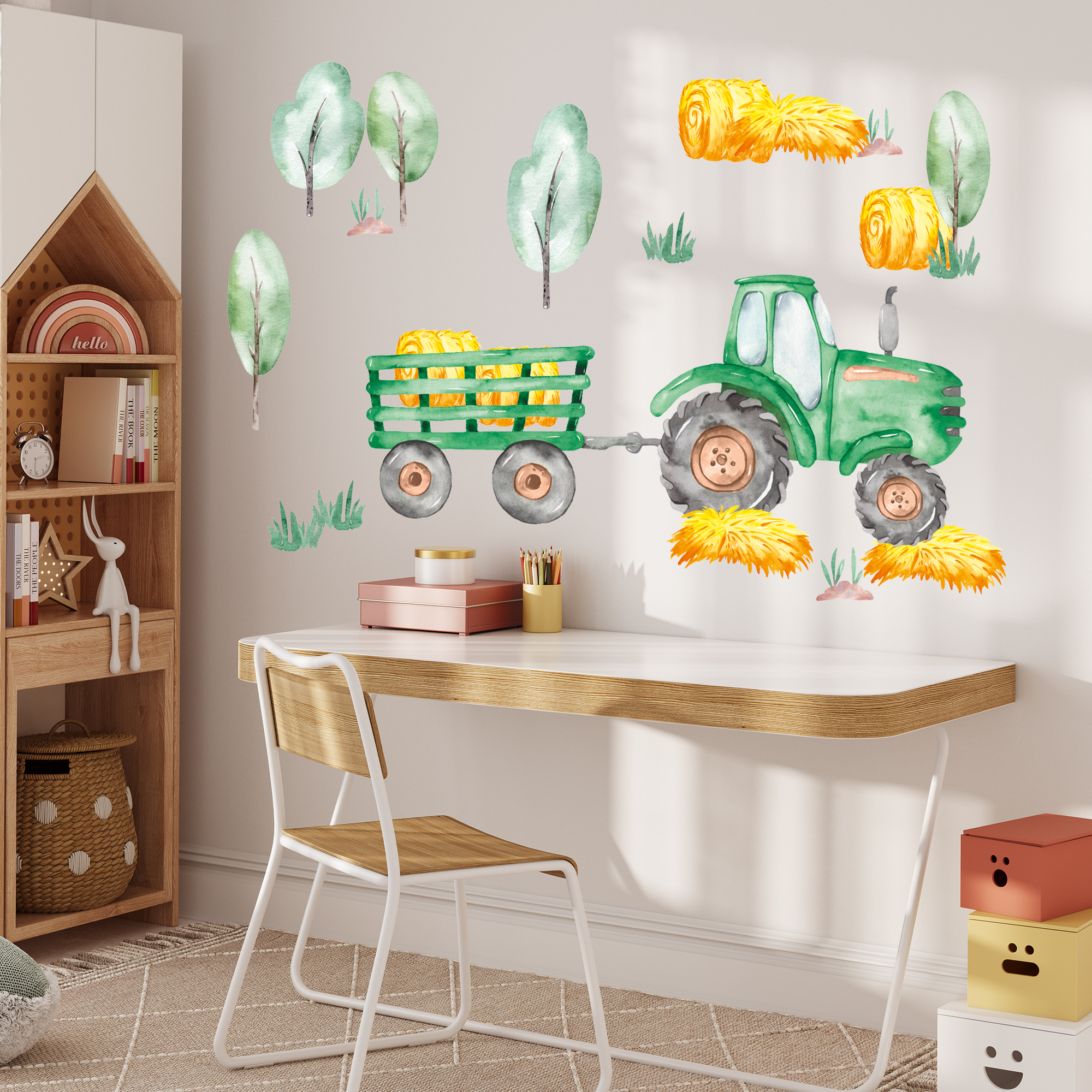 Wandtattoo Kinderzimmer Grüner Traktor mit Anhänger, Heuballen und Bäume.