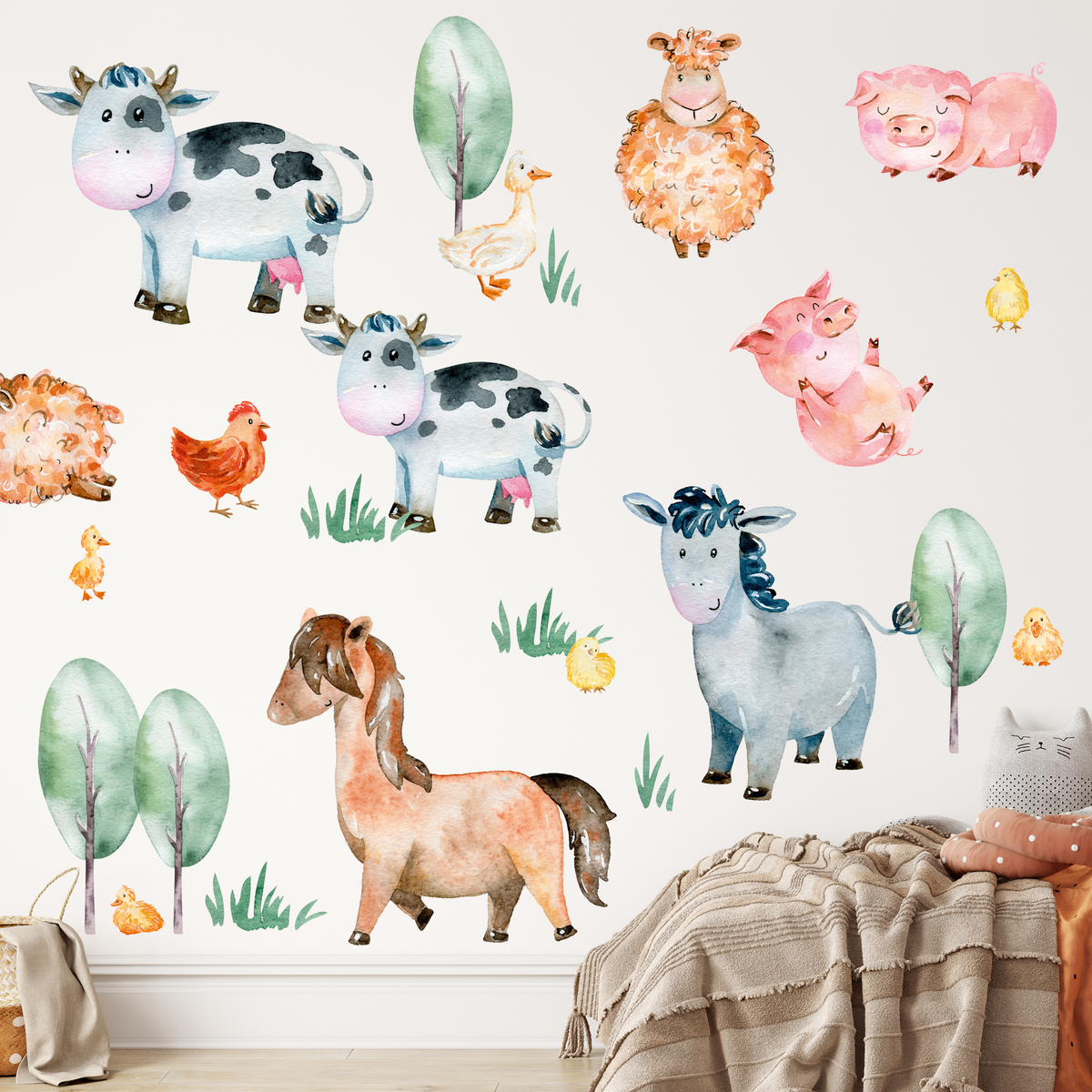 Bunte Tierwandtattoos mit Kühen, Schafen und Pferden.