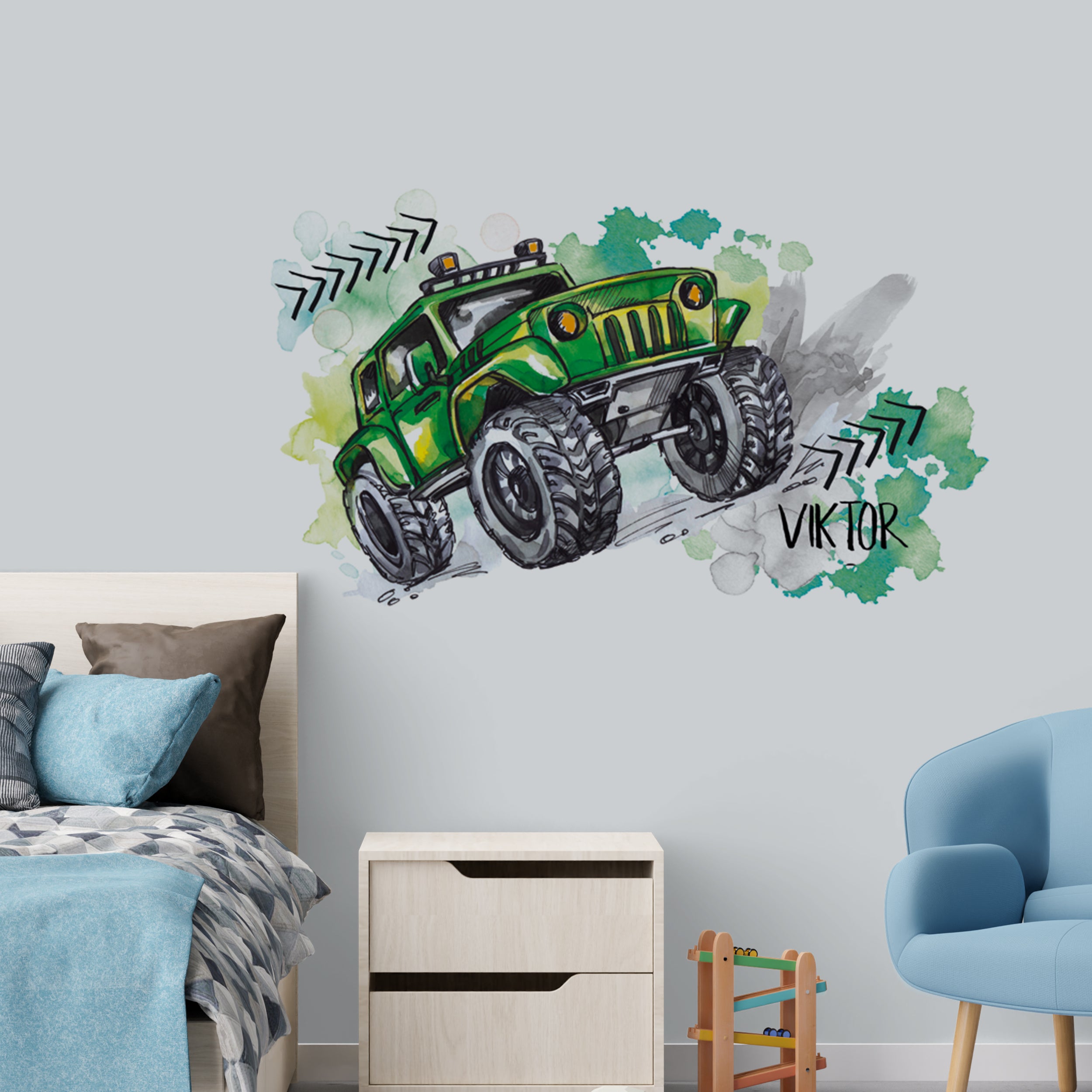 Grüner Jeep mit großen Reifen und Spritzern.