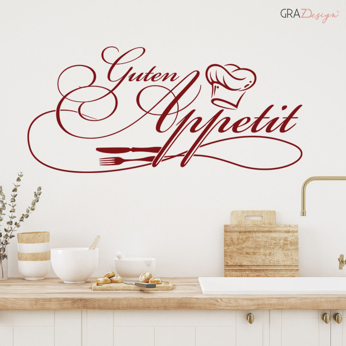 Wandtattoo "Guten Appetit" in roter Schrift.