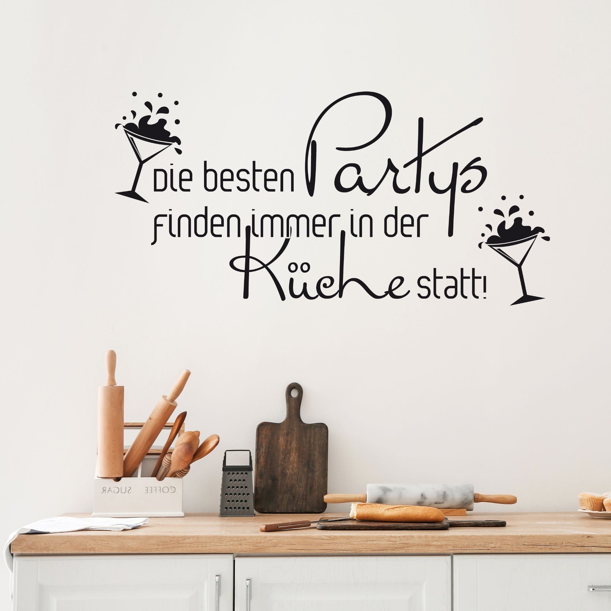 Wandtattoo in Schwarz mit Küchenmotto und Cocktailgläsern.