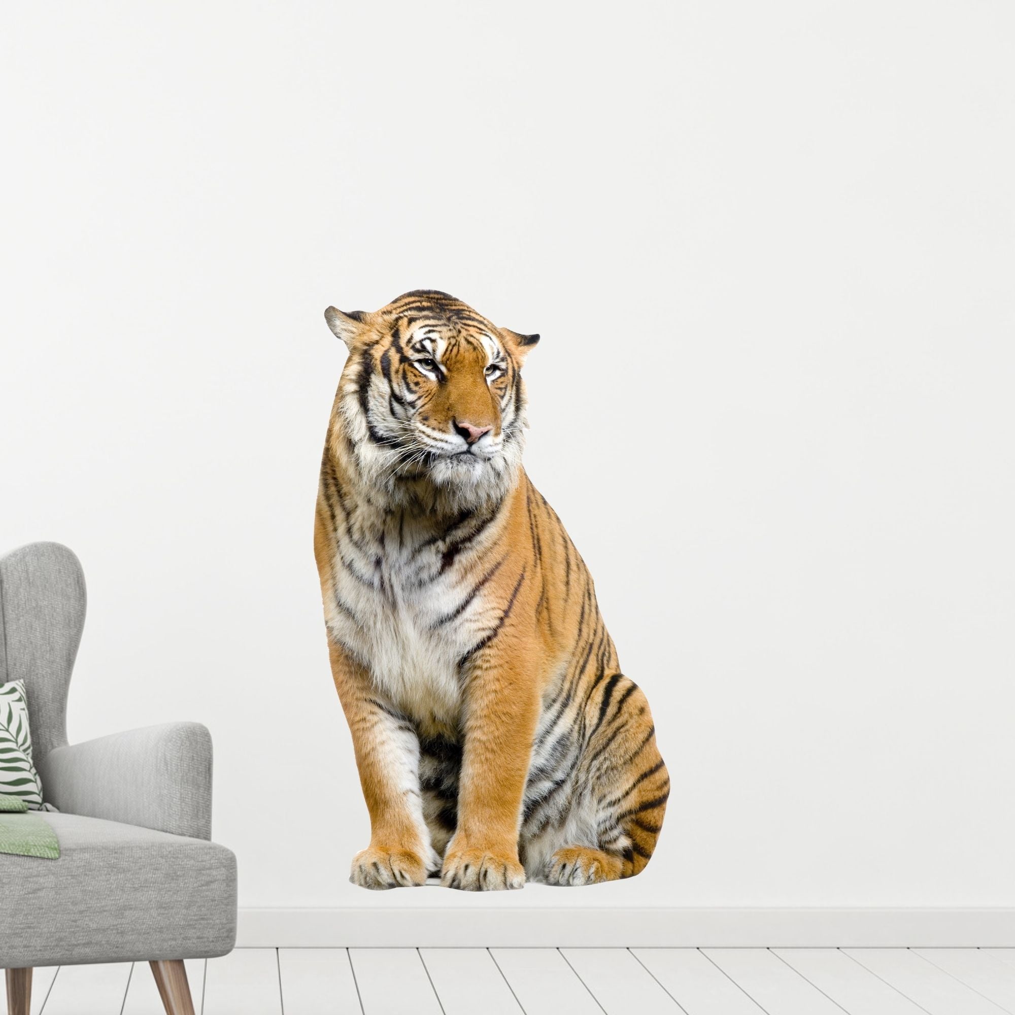 Sitzender, realistischer Tiger in orange und schwarz.