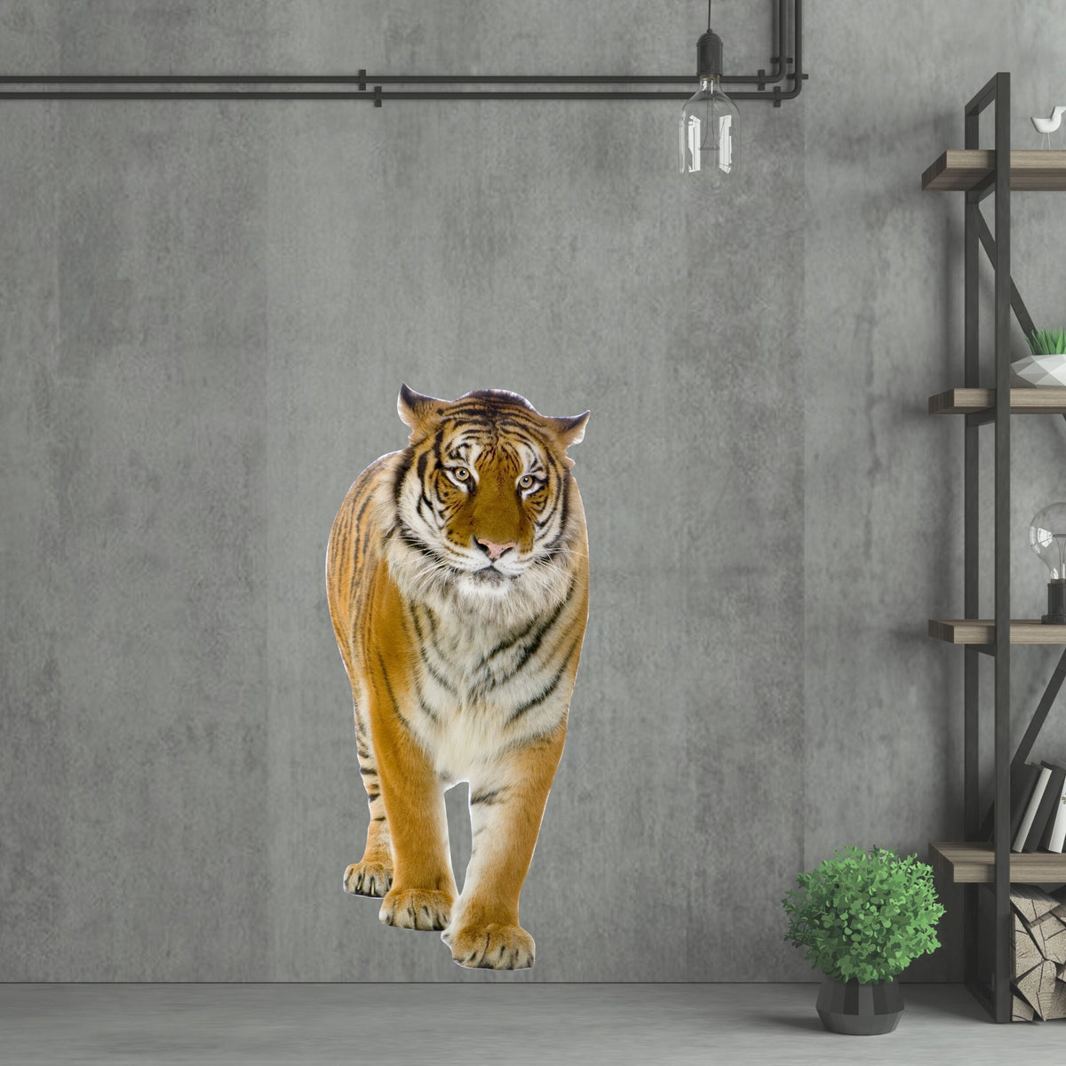 Tiger in lebhaften Farben, vor grauer Wand stehend.
