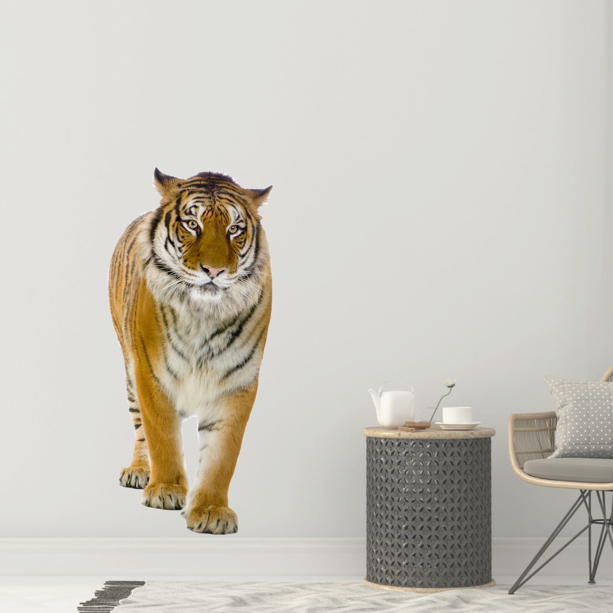 Tiger in lebendigen Farben, vor neutralem Hintergrund.