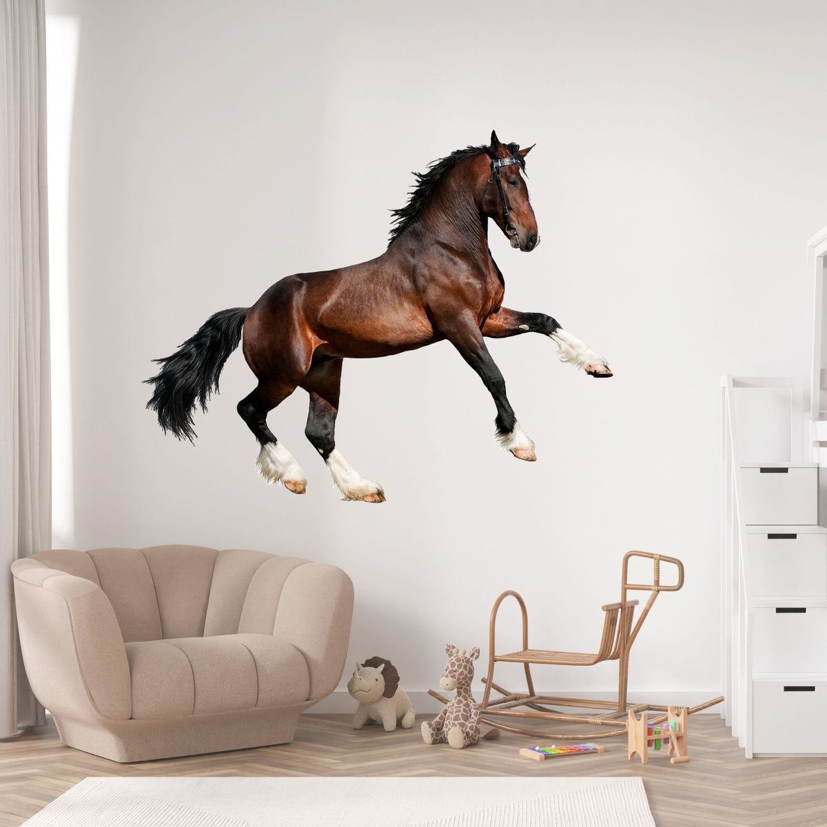 Braunes Pferd springt an einer Wand, lebendige Details.