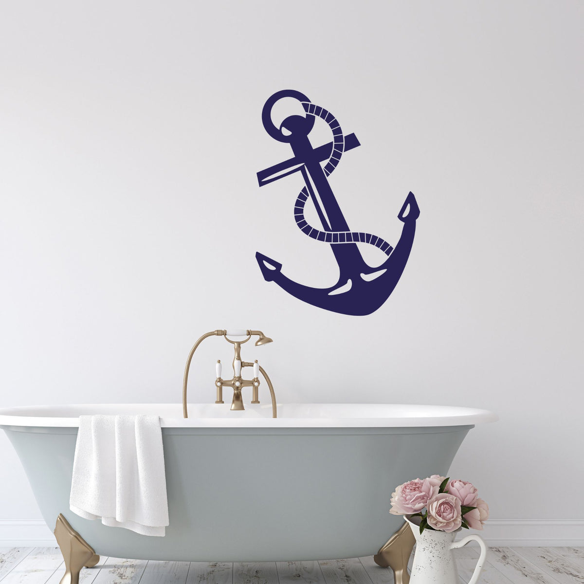 Dunkelblauer Anker mit Seilmotiv an Wand über Badewanne.