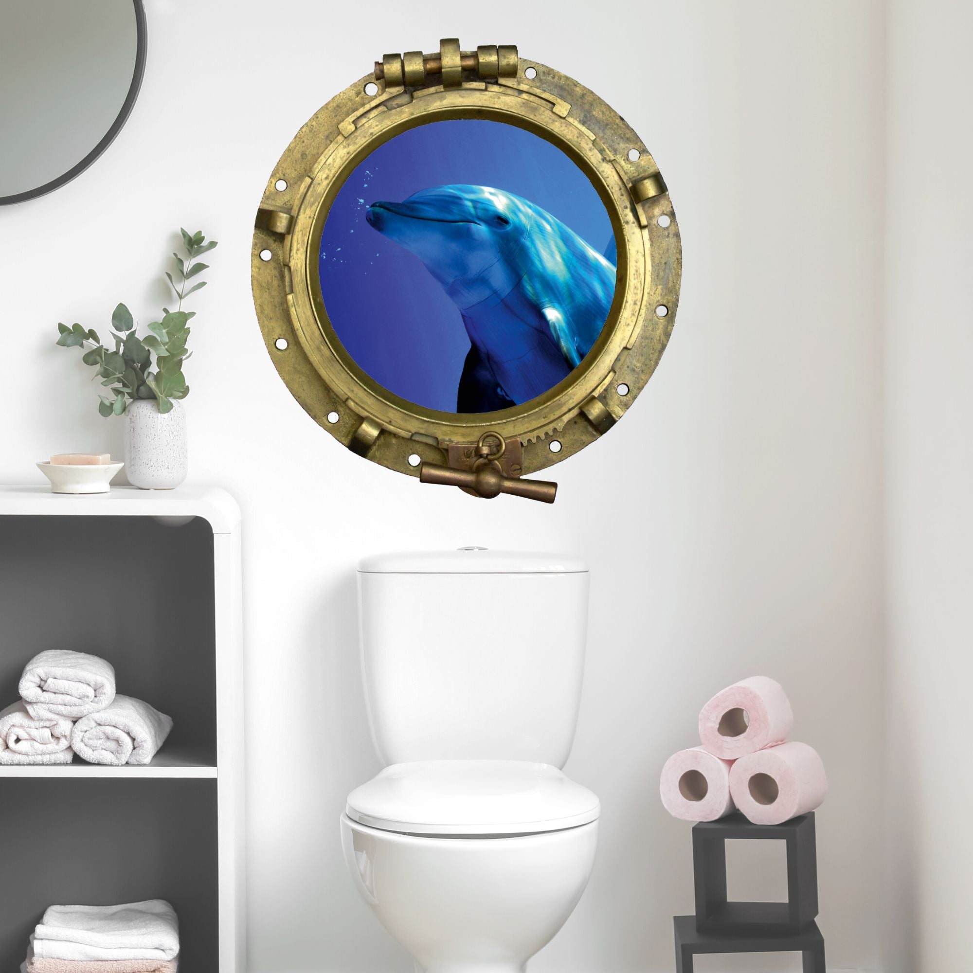 Delfinblick durch goldenen Bullaugen-Rahmen im Badezimmer.
