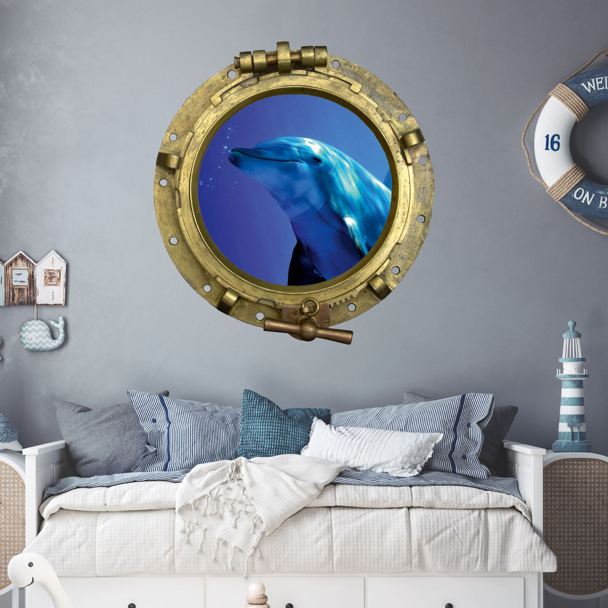 Blauer Delfin durch bullaugenförmigen Rahmen im Schlafzimmer.