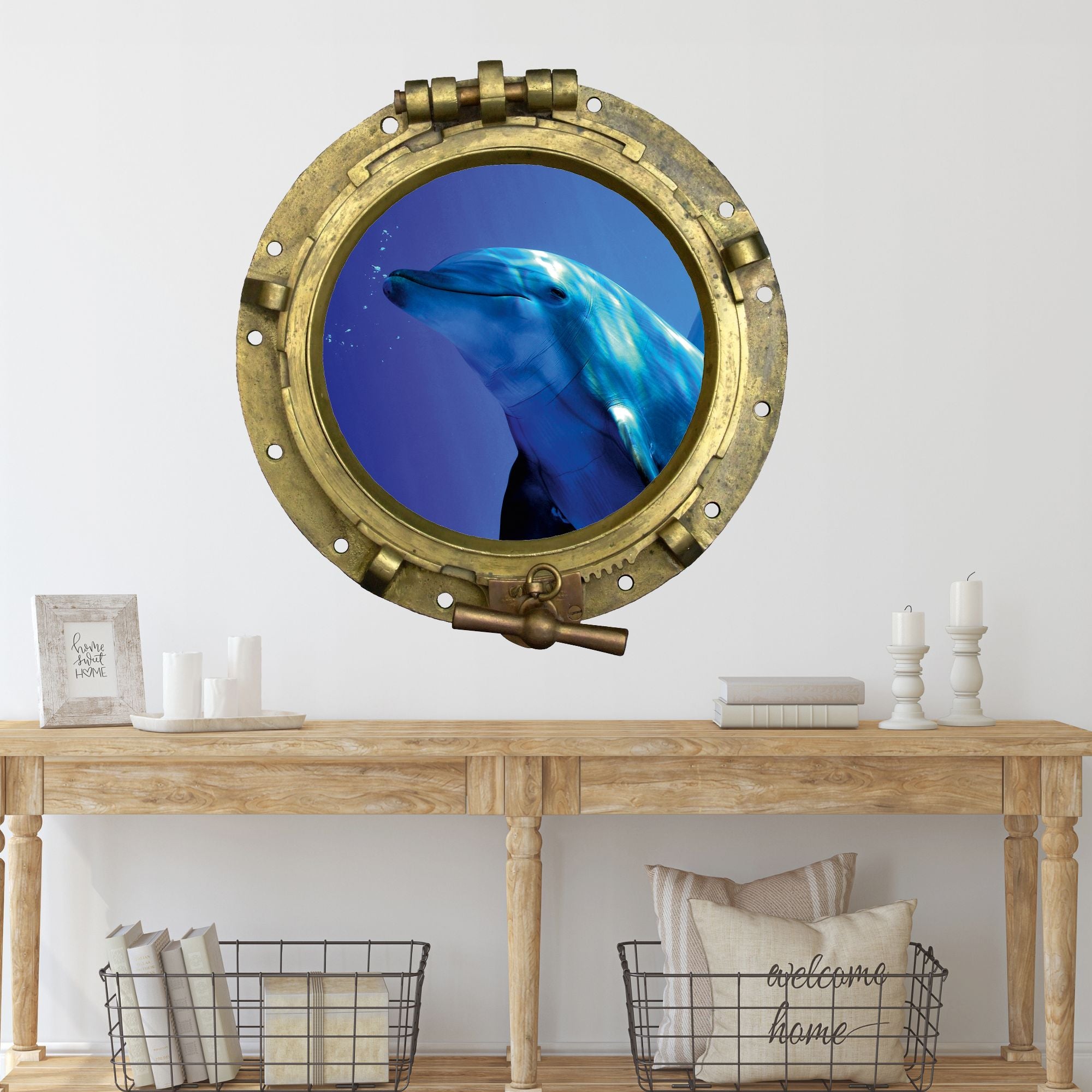 Delfin hinter bullaugenförmigem Fenster, blaue Farbgebung.