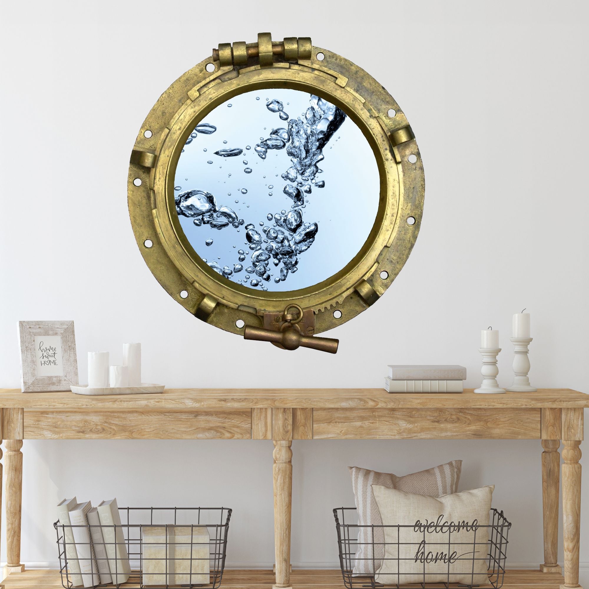 Runder, goldfarbener Bullaugenrahmen mit Wasserblasen.