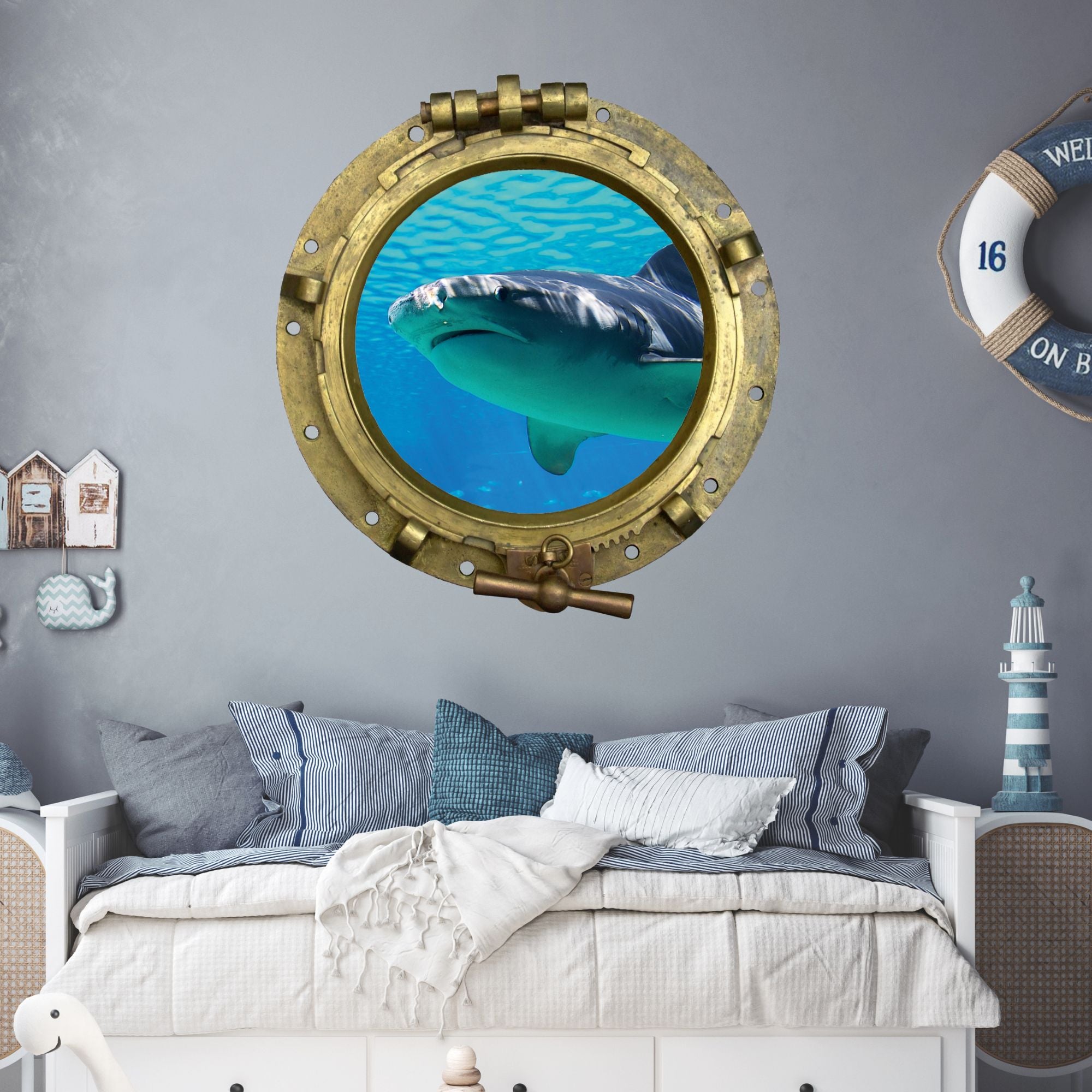 Runder Bullaugenrahmen mit Haifisch im Wasser.