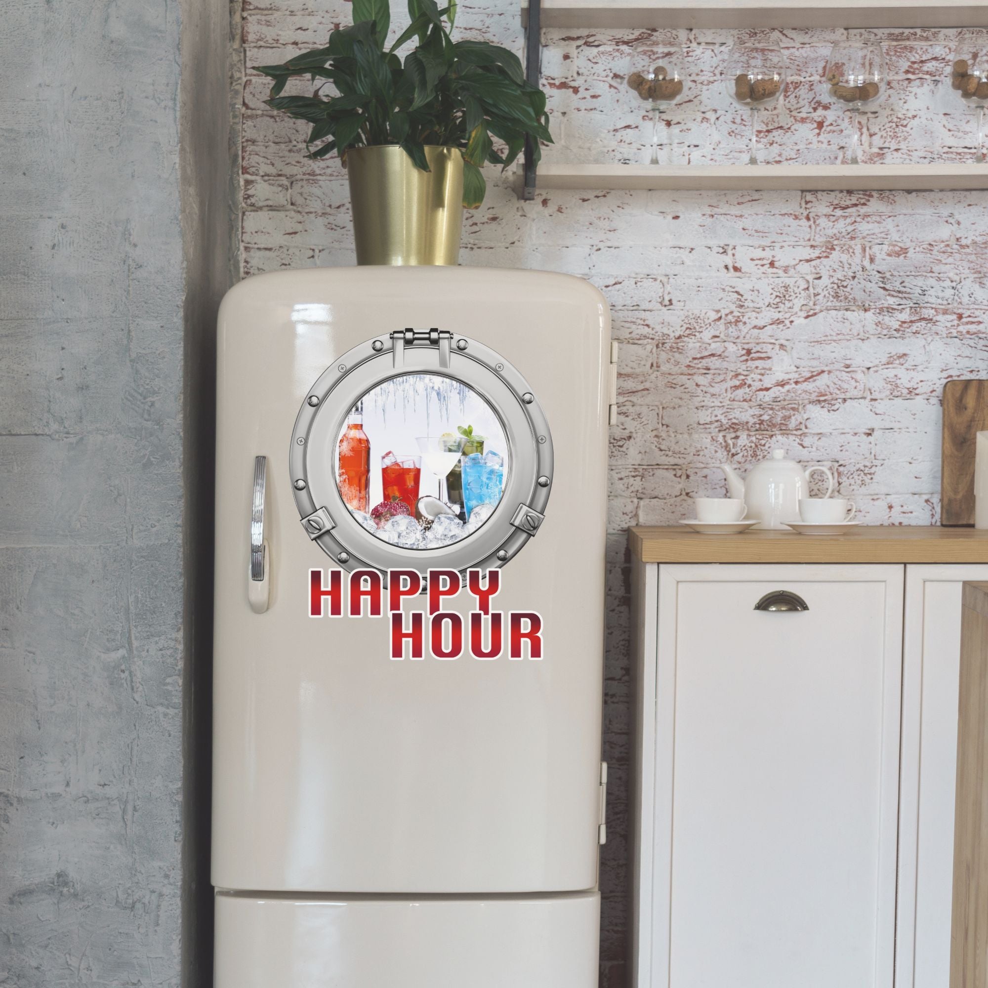 Beige Kühlschrank mit "HAPPY HOUR"-Aufkleber und Getränken.