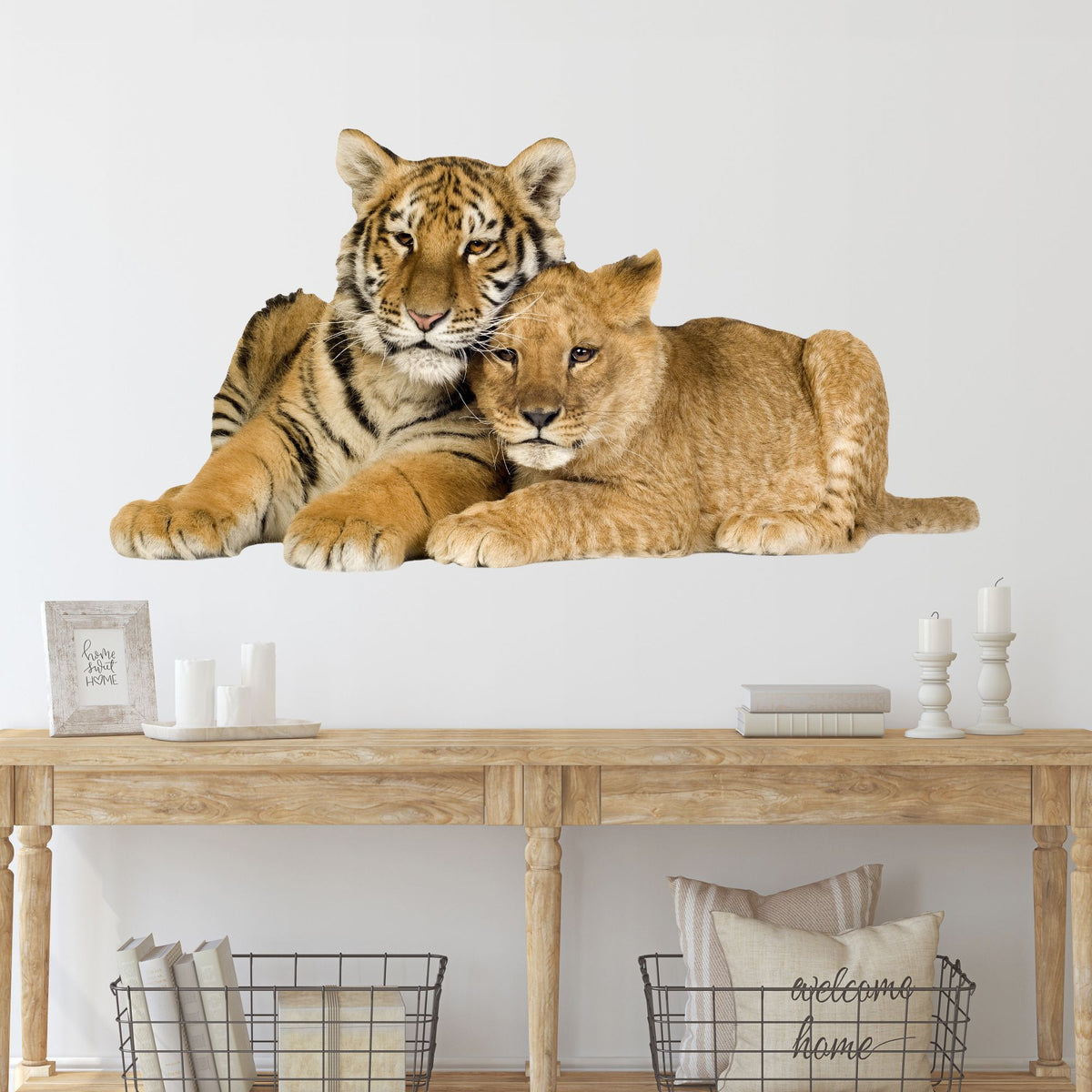 Tiger und Löwenjunges, orange und braun, liegend zusammen.