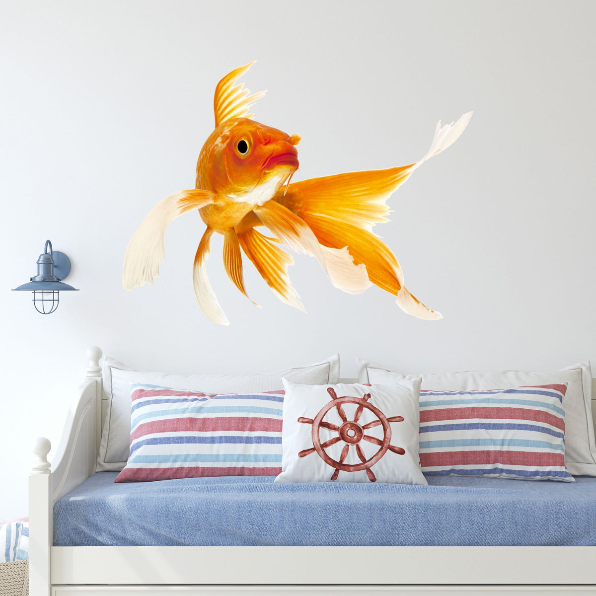 Goldfisch in leuchtendem Orange, schwebend an der Wand.