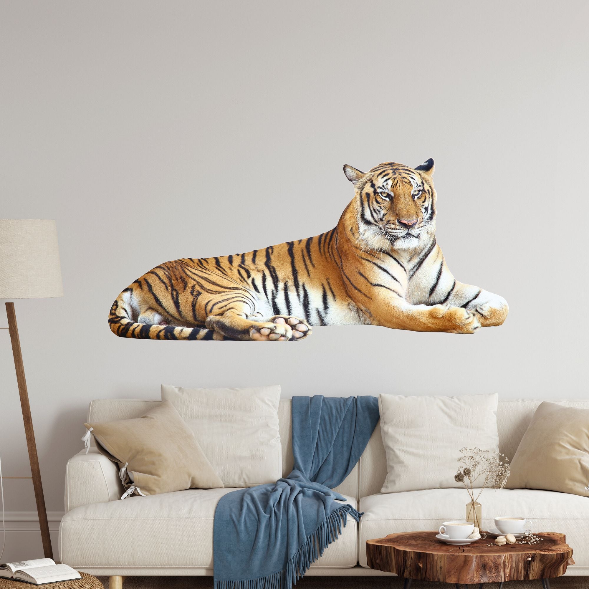 Liegender orangefarbener Tiger mit schwarzen Streifen.