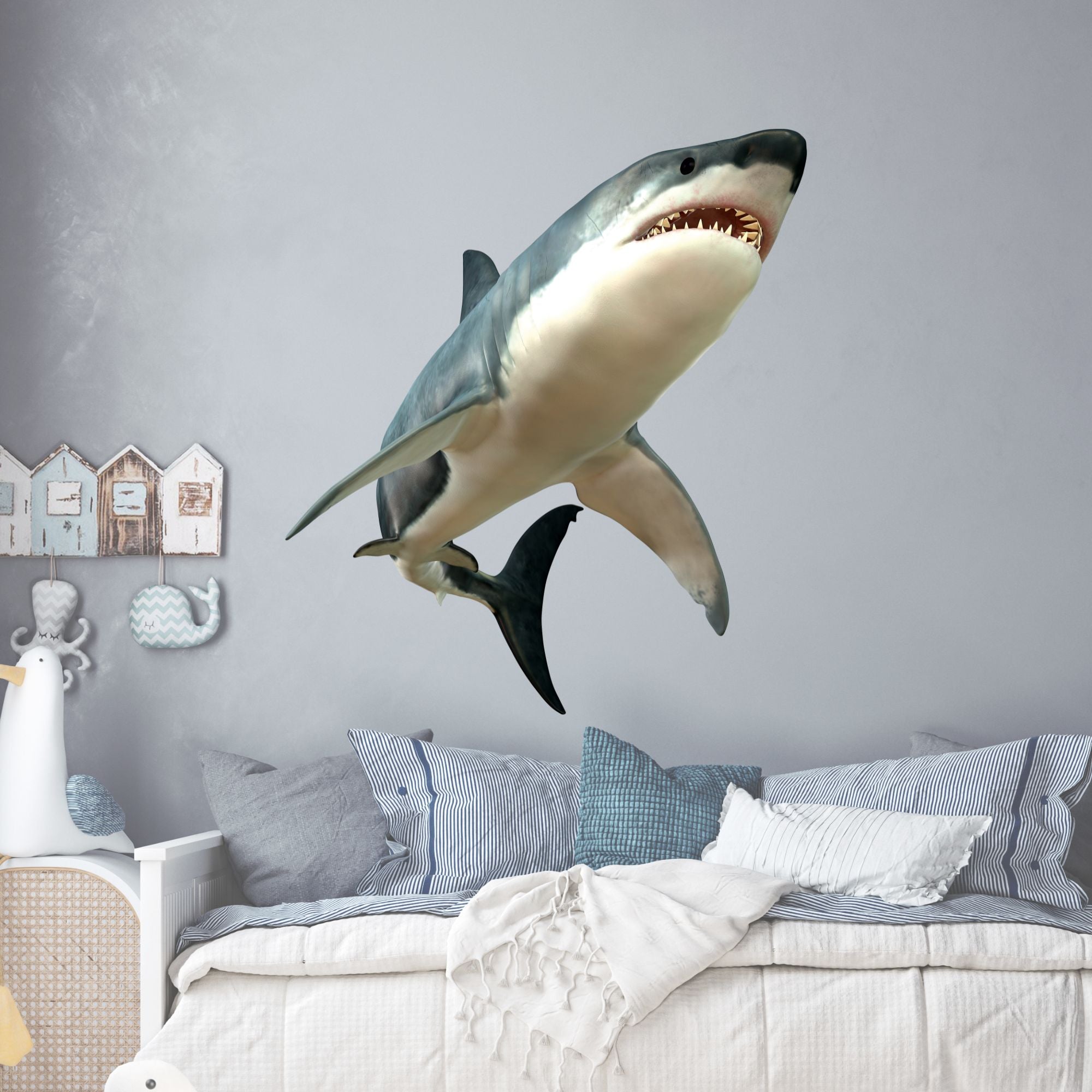 Weißer Hai schwebt über einem Bett in einem Kinderzimmer.