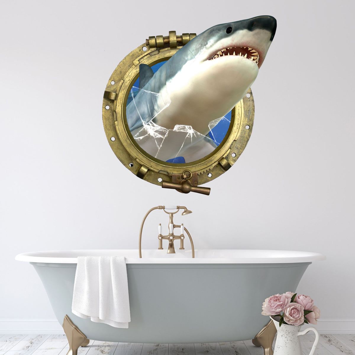 Weißer Hai, gebrochenes Bullauge, Badezimmer mit Badewanne.