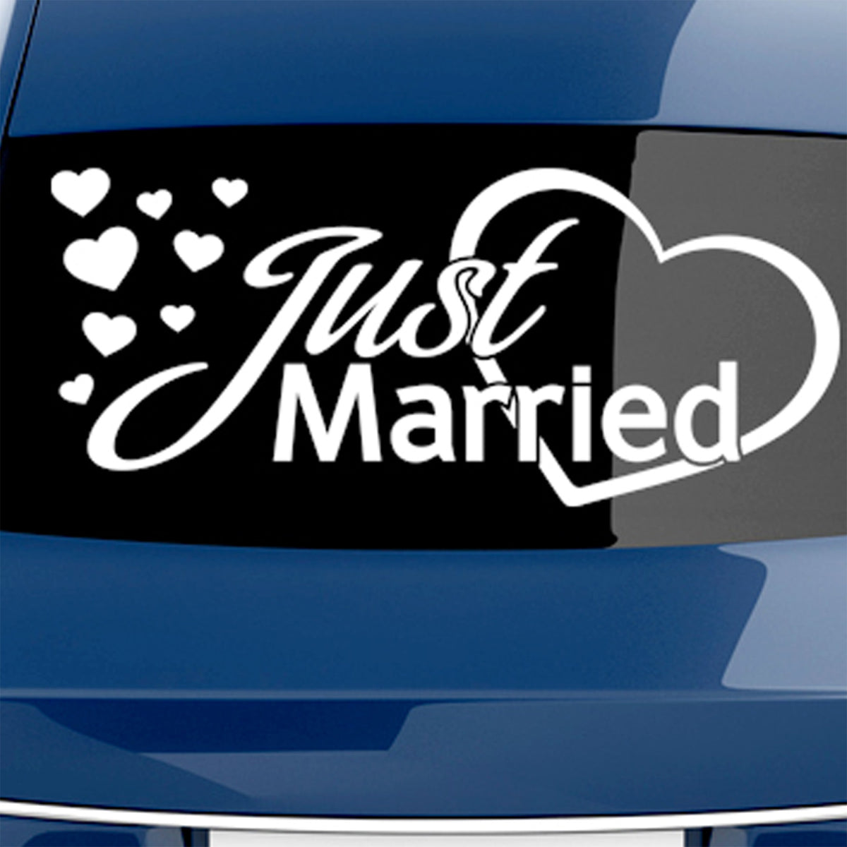 Autoaufkleber Weißer "Just Married"-Aufkleber mit Herzen auf schwarzem Hintergrund.
