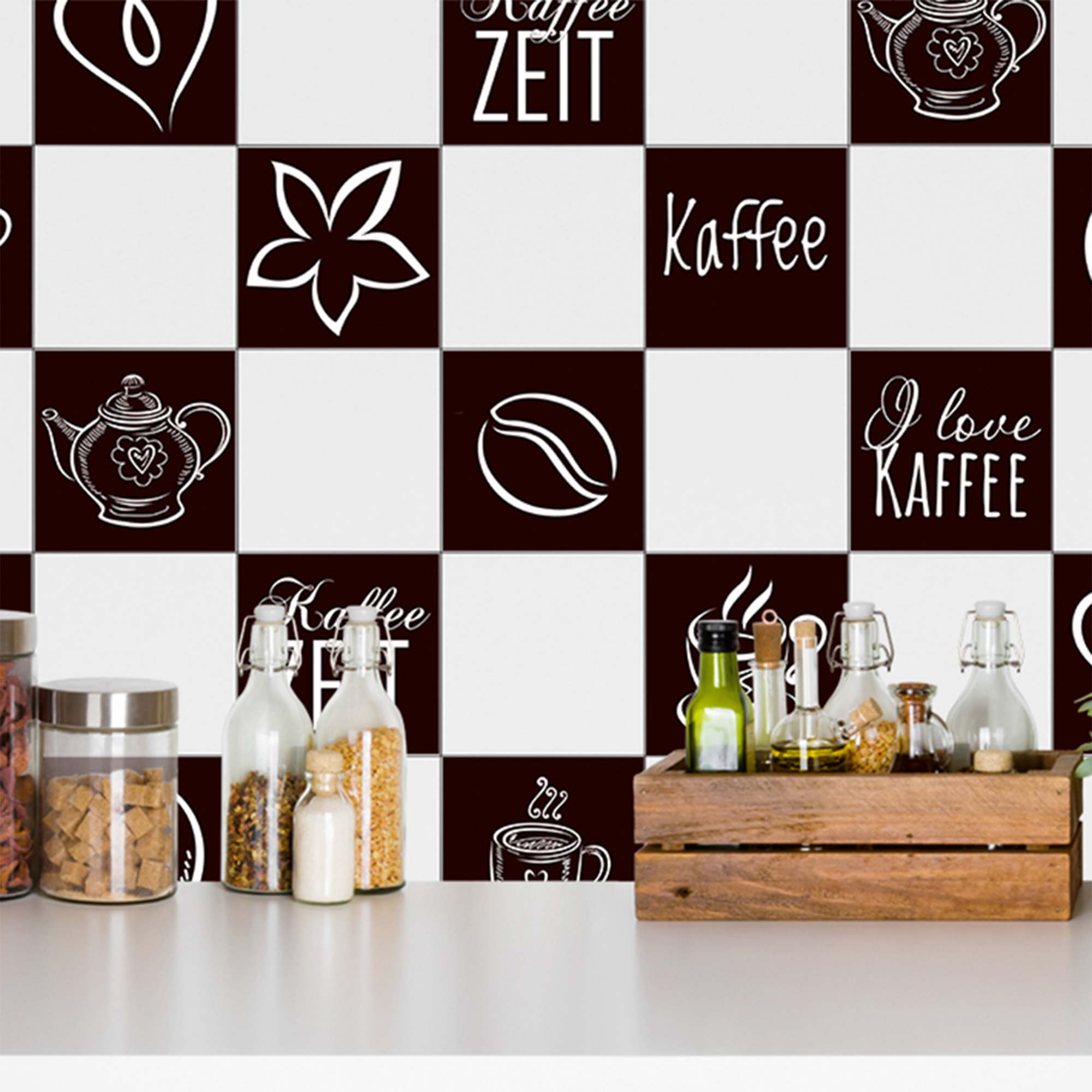Kaffeewand mit braun-weißen Mustern und Gläsern.