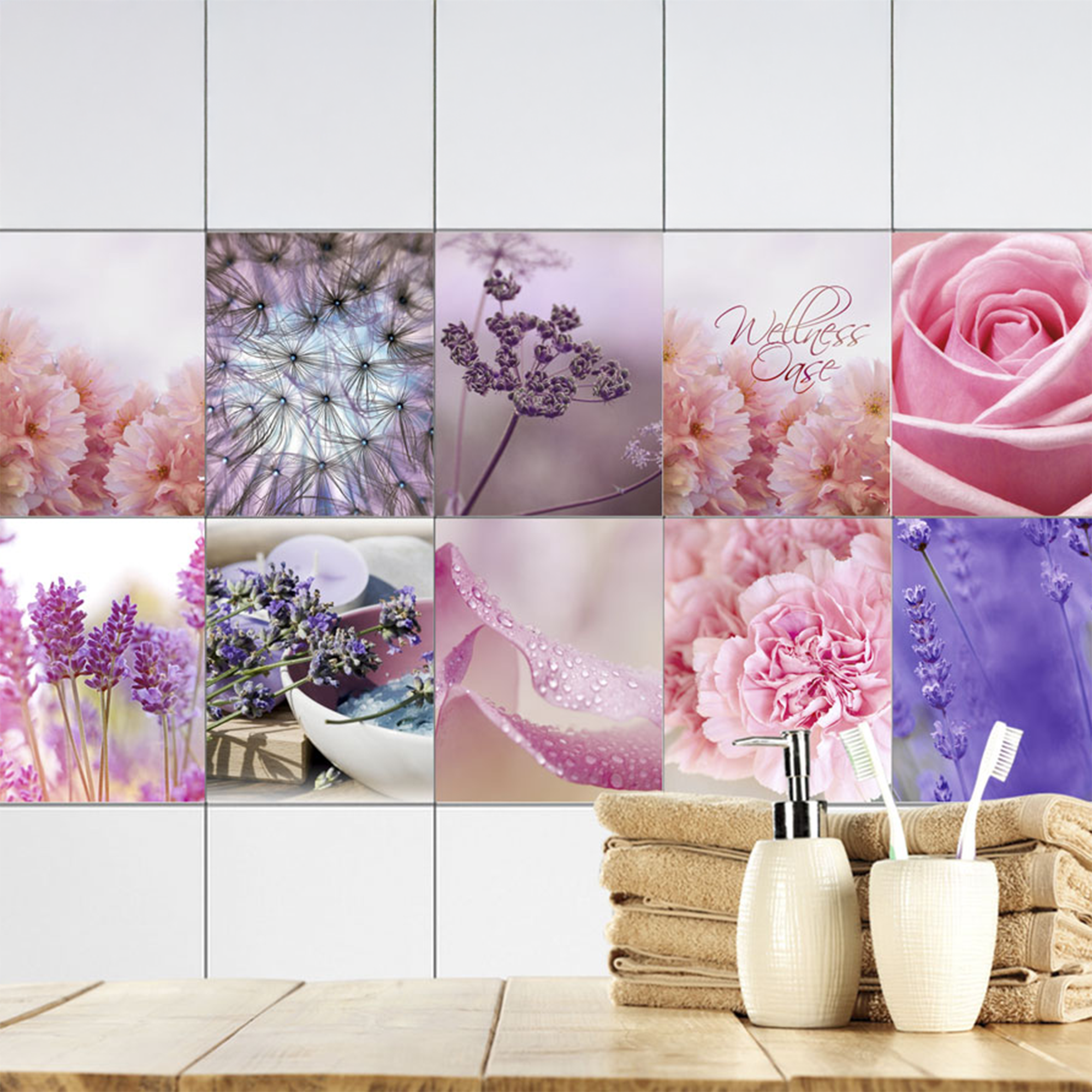 Fliesen mit lila Blumenmotiven und Wellness-Thema.