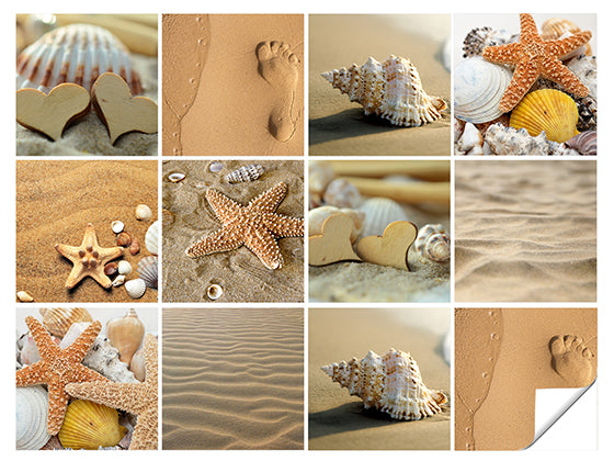 Herzen, Seesterne und Muscheln auf Sandhintergrund.