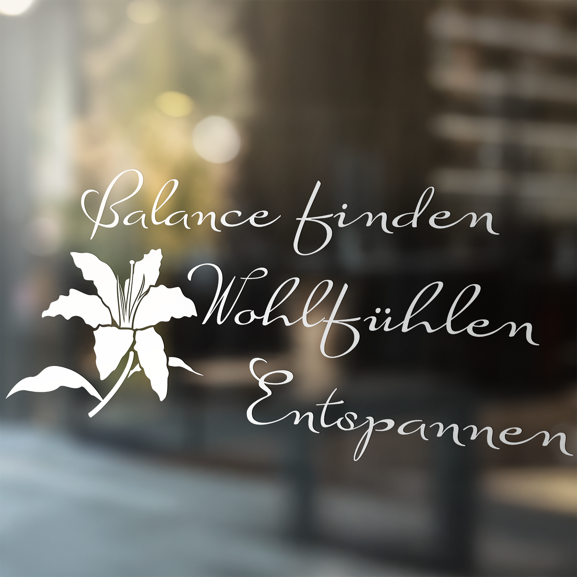 Balance finden, Wohlfühlen, Entspannen, weiße Schrift auf Glas.